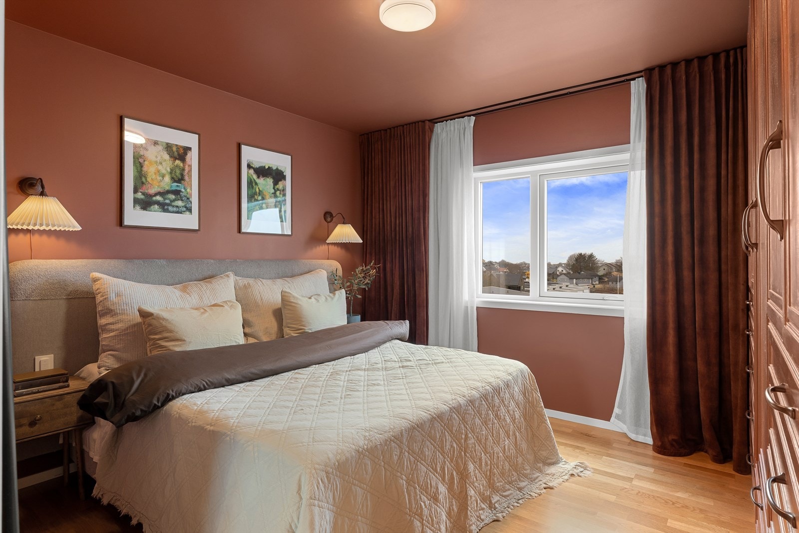 Hovedsoverom med god plass til en dobbeltseng med tilhørende nattbord og garderober. Galleribilde