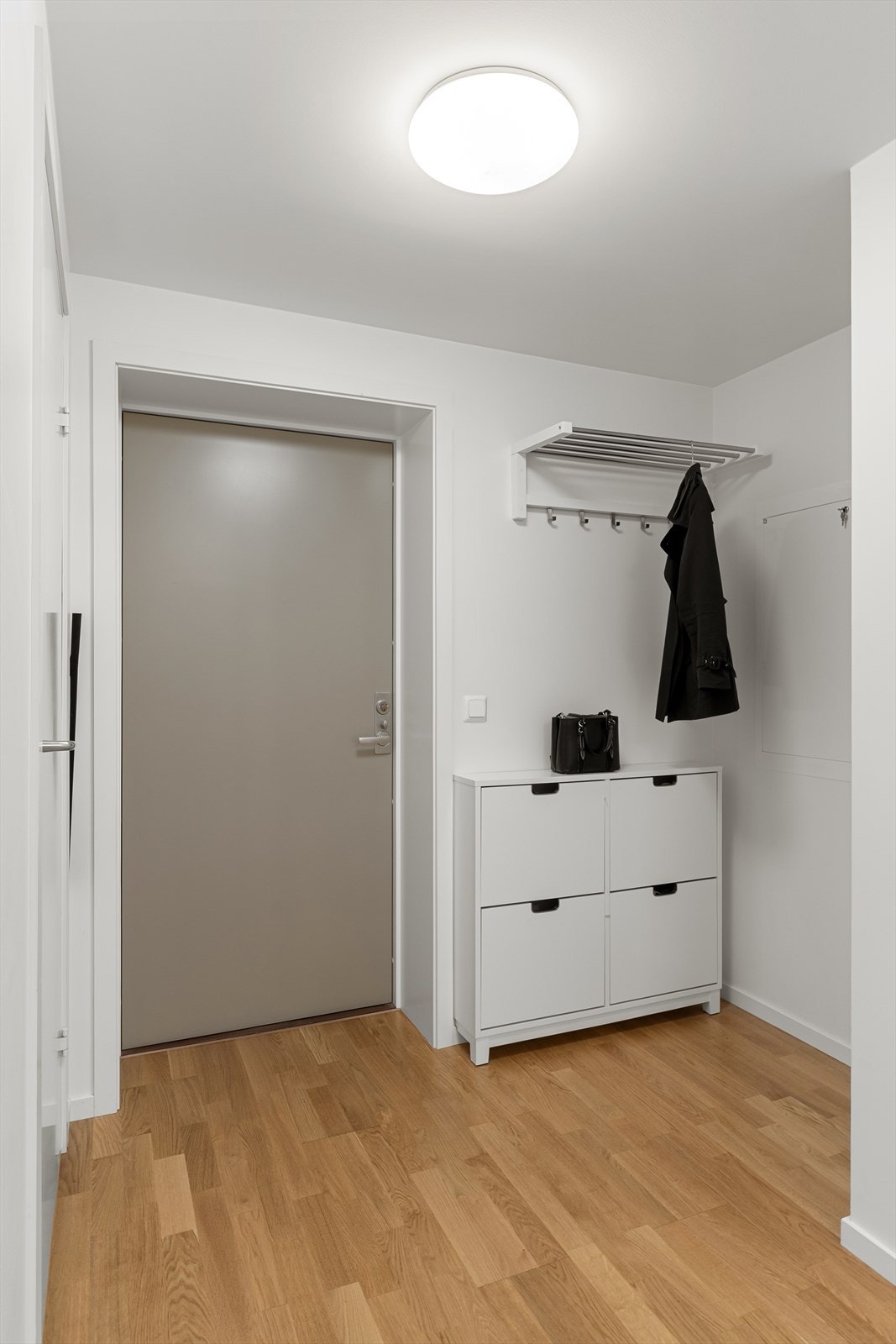 Entré med plass til å henge fra seg yttertøy. Galleribilde
