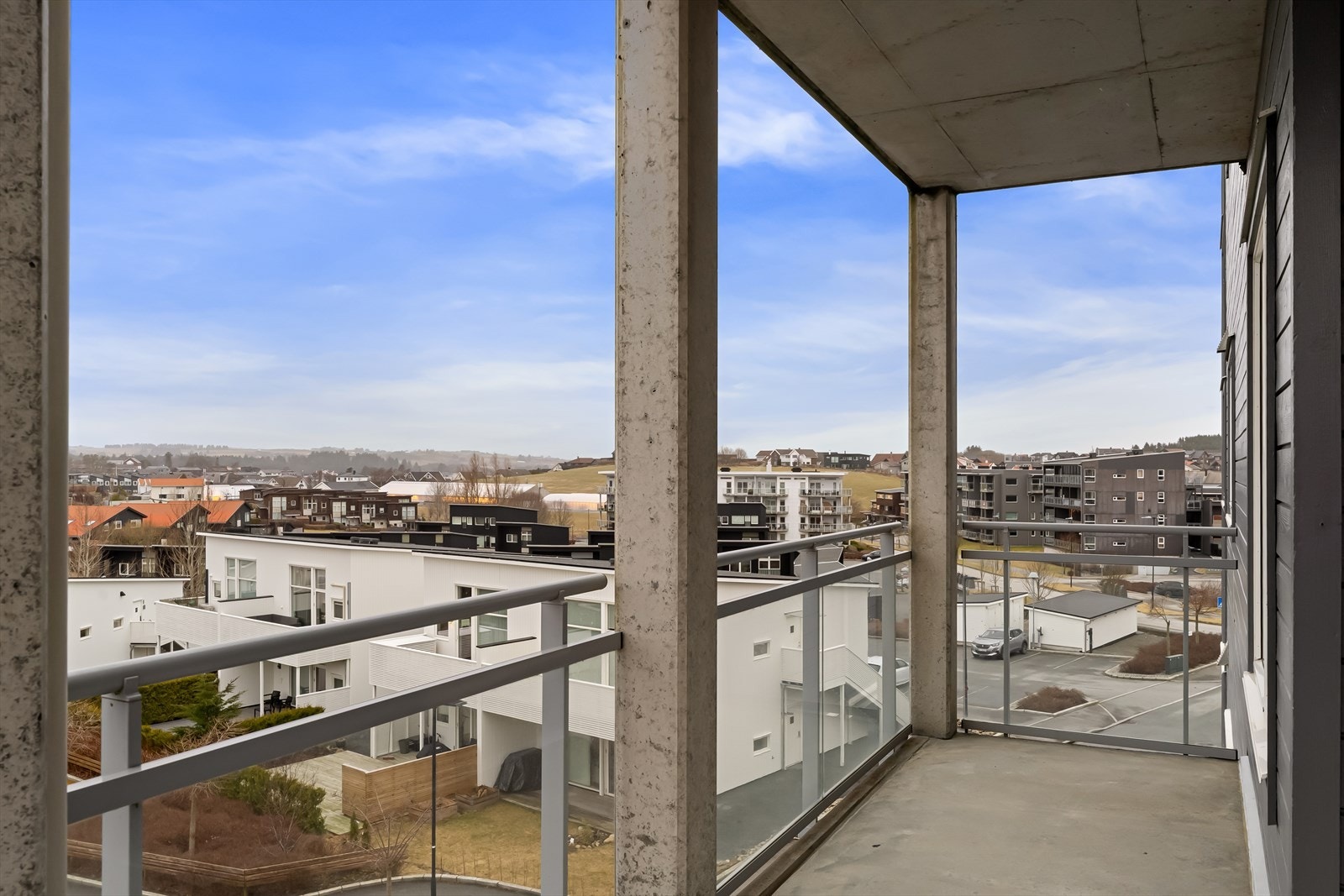 Balkongen strekker seg rundt leiligheten slik at man kan nyte solen helt til den går ned. Galleribilde