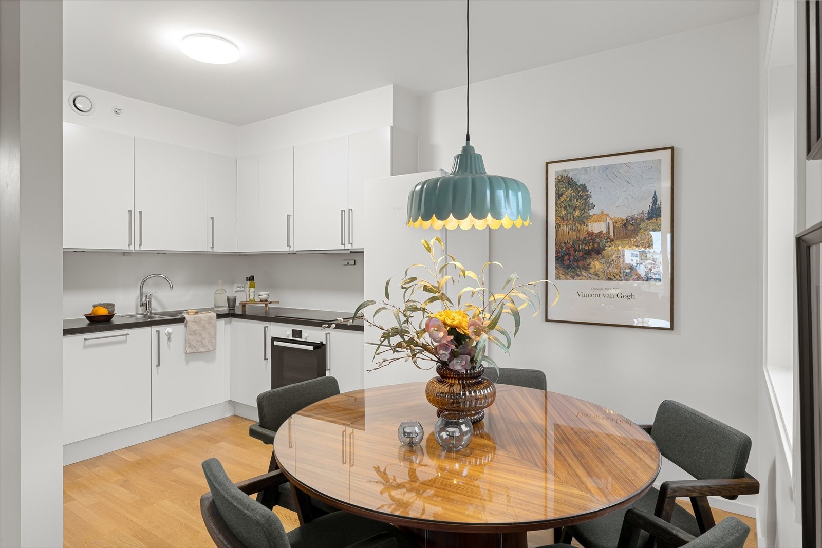 Naturlig plass til et spisebord med kjøkkenet. Galleribilde