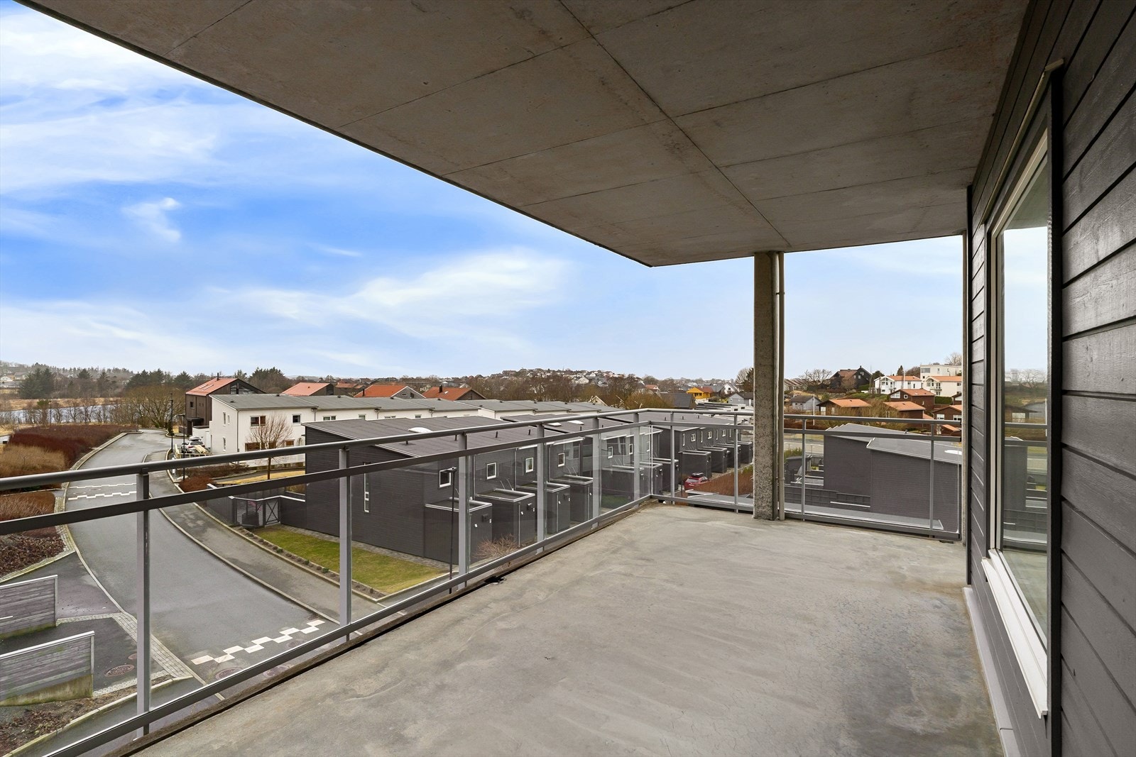 Stor og solrik balkong på hele 24 m². Galleribilde