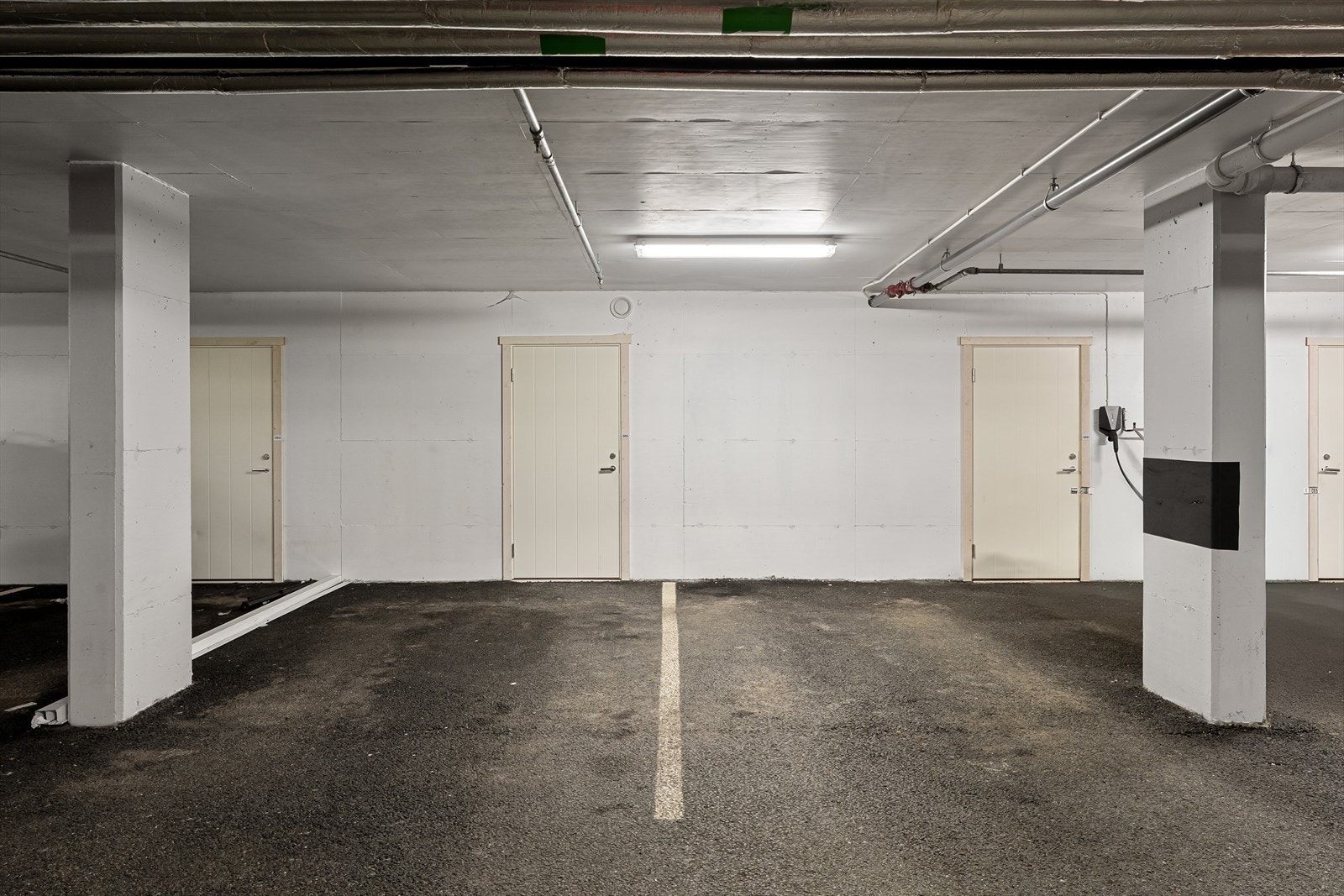 2 parkeringsplasser i lukket garasjeanlegg med tilhørende sportsbod på 6 m². Parkeringsplassene er i seksjonering er avsatt til HC plass. Kjøper på påregne å bytte disse to plassene dersom behovet melder seg i sameiet. Galleribilde