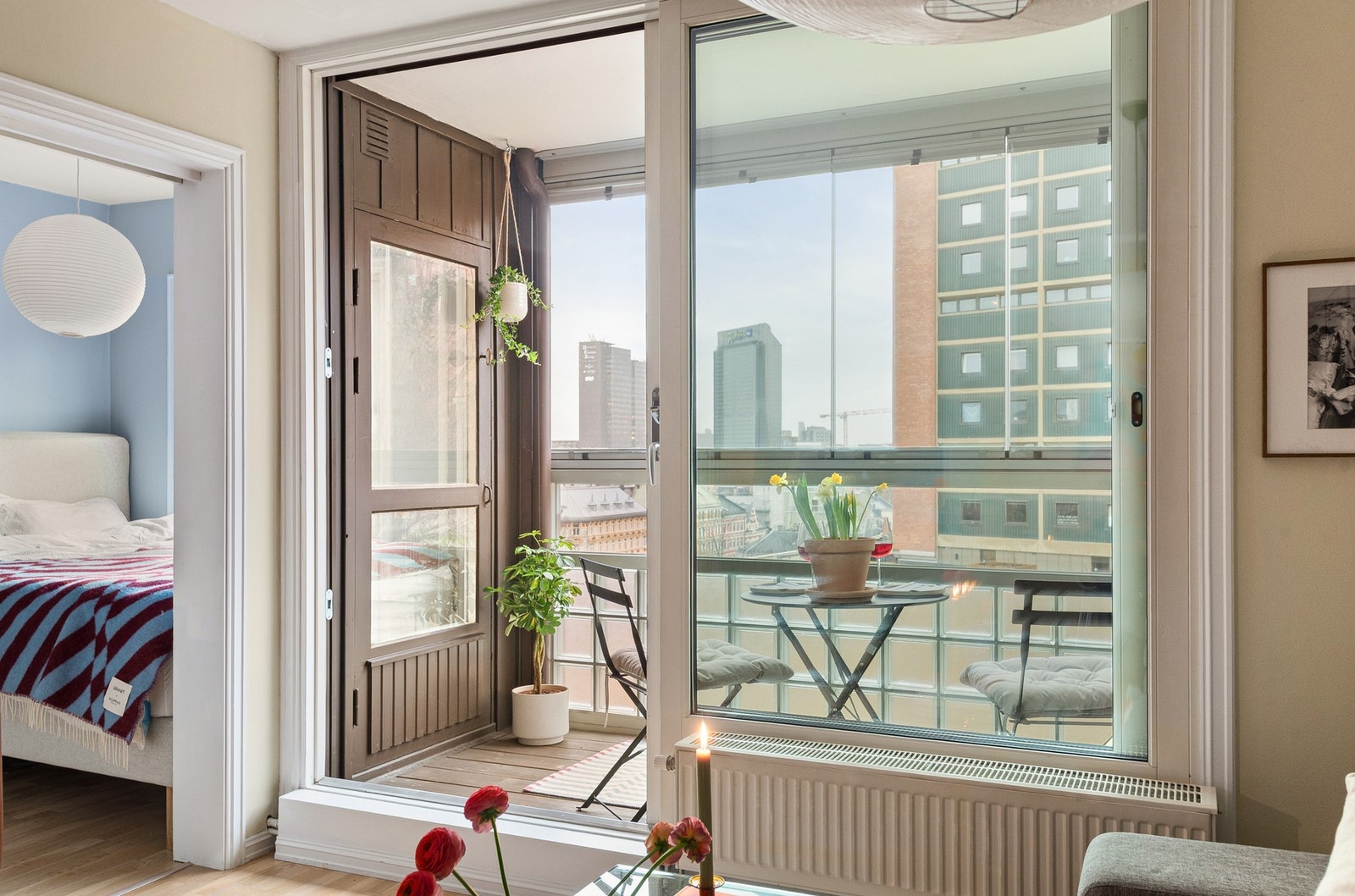 Fra stuen kan du tre ut på leilighetens innglasset balkong. Galleribilde