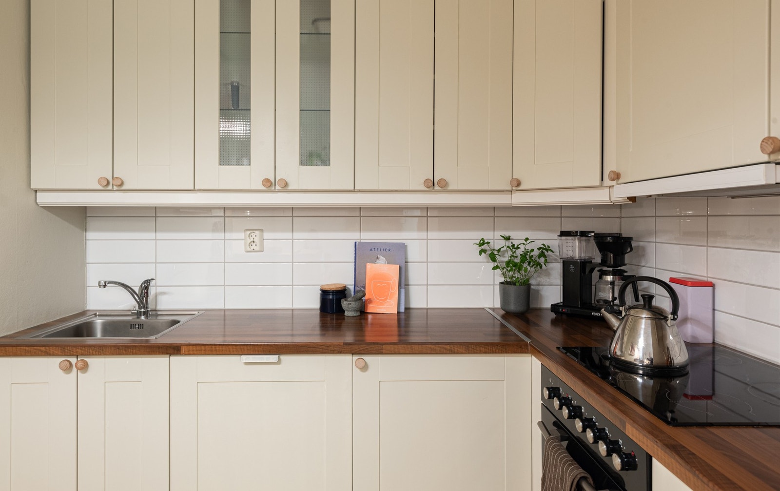 Dekorative fliser på vegg over benken, samt belysning under overskap. Galleribilde