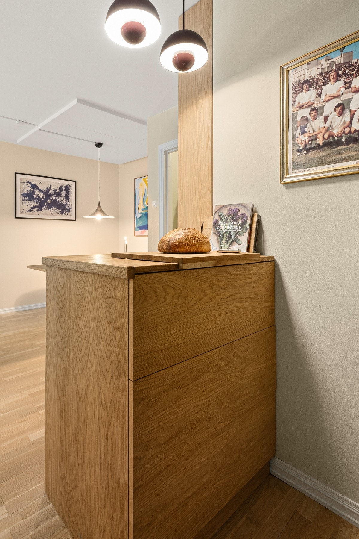 Her rammer den flotte bokhyllen med dype kjøkkenskuffer inn kjøkkenet! Galleribilde