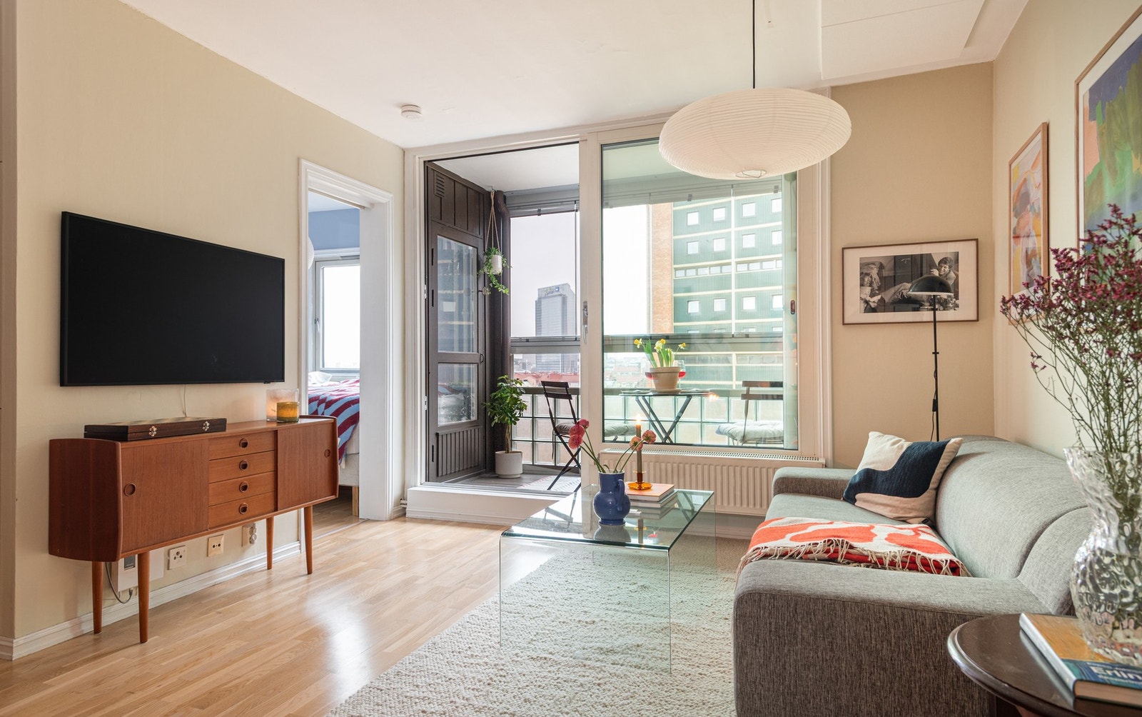 Leiligheten ligger luftig til i byggets andre etasje med store vindusflater som slipper inn rikelig med naturlig lys. Galleribilde