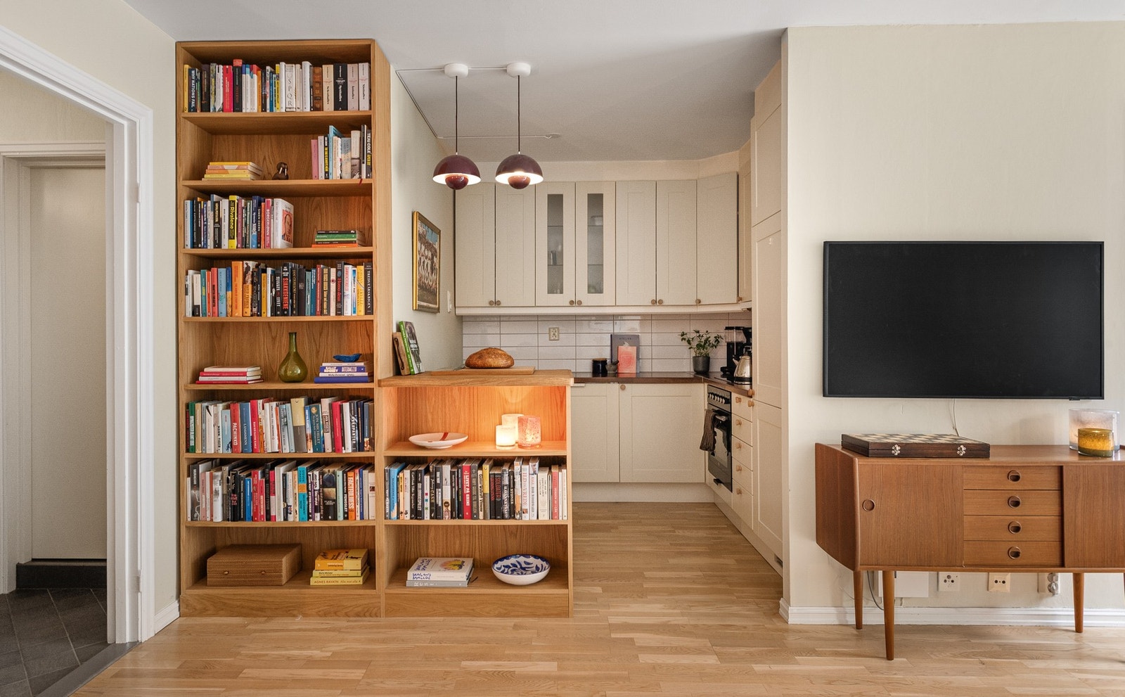 Kjøkkenet ligger i en delvis åpen løsning mot stuen. Galleribilde