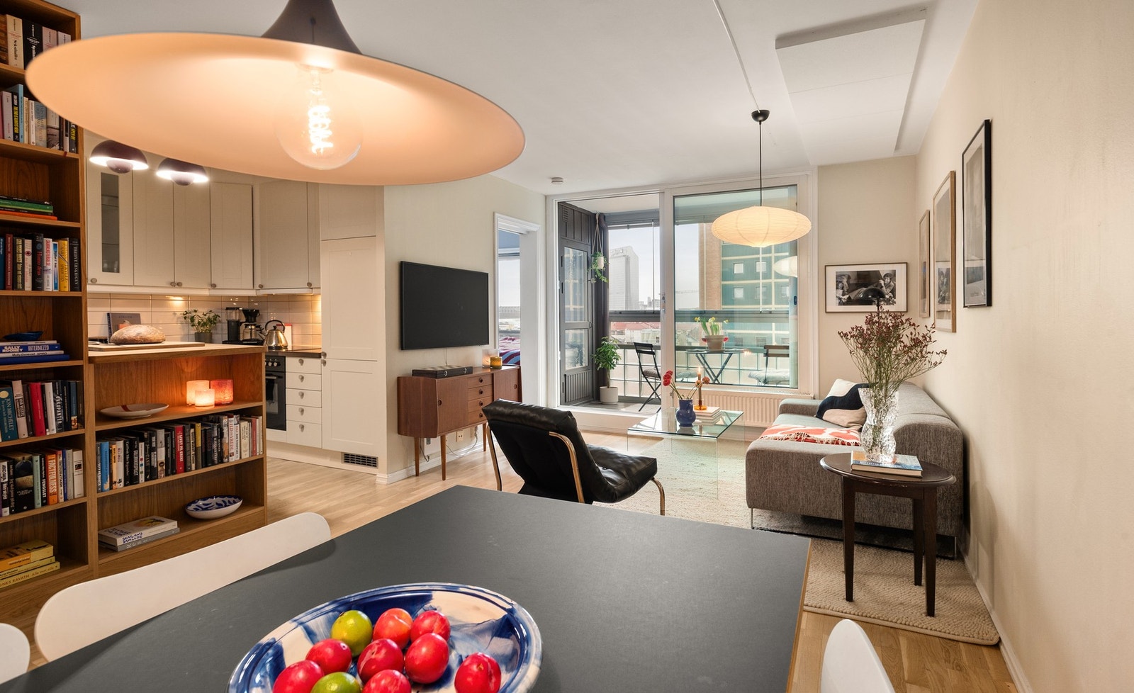 Stuen er det flotte rommet oppdelt med flott sone for spisestue og en lun og fin plassering av sofa. Galleribilde