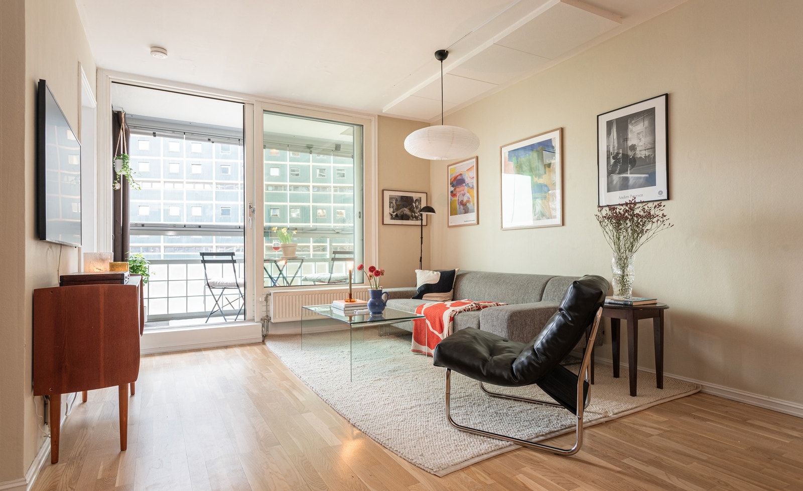 Leiligheten har en meget luftig og utmerket planløsning med svært gjennomførte løsninger. Galleribilde