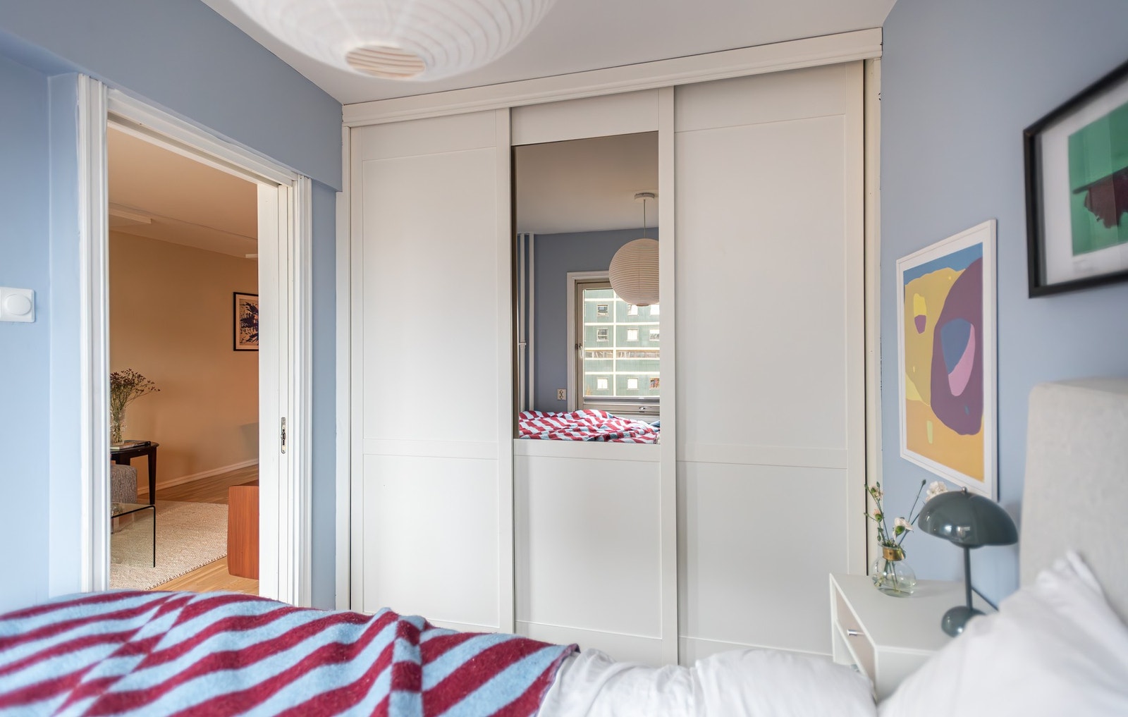 Soverommet er utstyrt med tilpasset skyvedørsgarderobe som gir rikelig med lagringsplass. Galleribilde