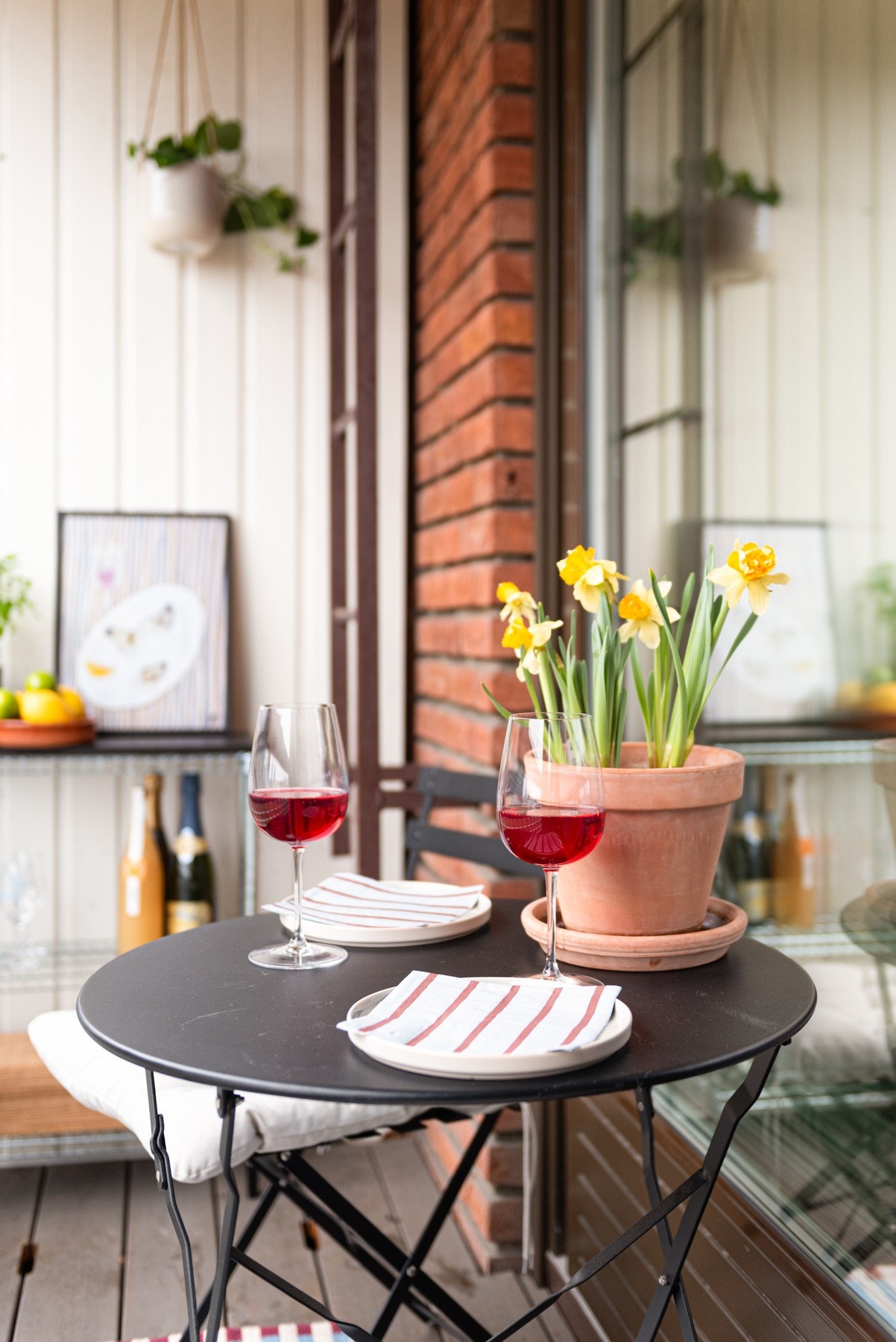 Det gjøres oppmerksom på at fasadeendring med endring fra vindu til skyvedør ikke er omsøkt, dette er søknadspliktig. Galleribilde