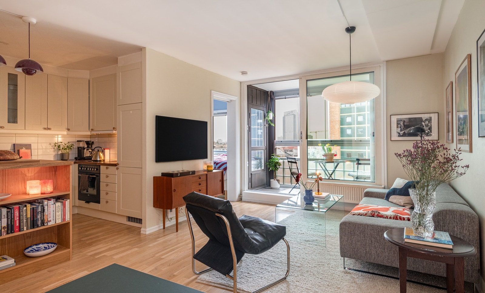 Cecilie Elliott Jørstad i Privatmegleren ønsker velkommen til Enerhauggata 7! Galleribilde