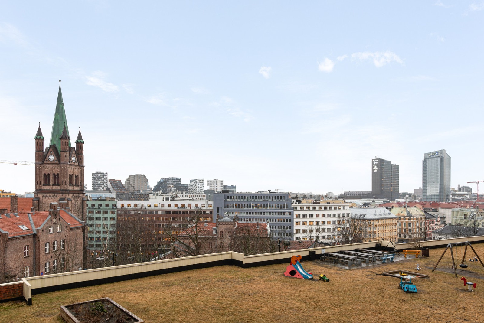 Felles hager med panorama utsikt utover Oslo by. Galleribilde