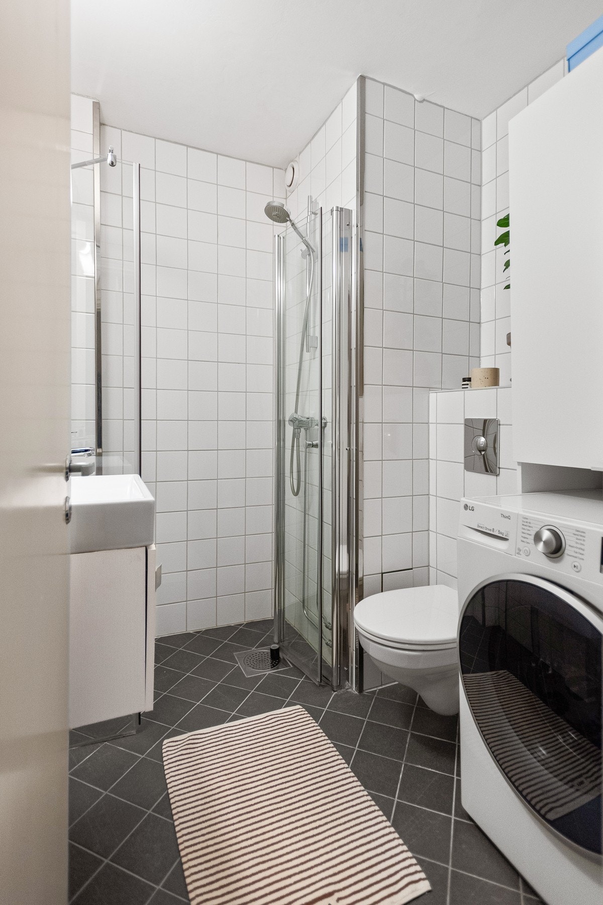 Badet har inngang fra entréen og har termostatstyrte varmekabler i gulv og opplegg for vaskemaskin. Galleribilde