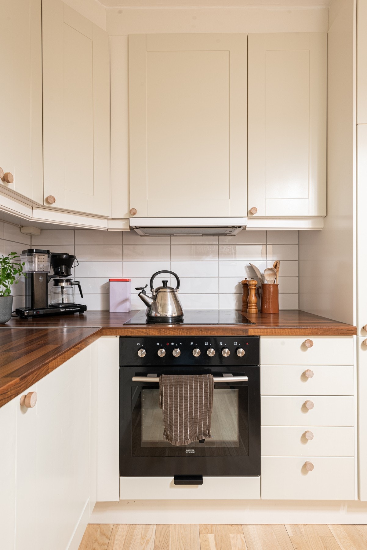 Innredningen har integrerte hvitevarer som keramisk platetopp, stekeovn, oppvaskmaskin og kjøle-/fryseskap. Galleribilde