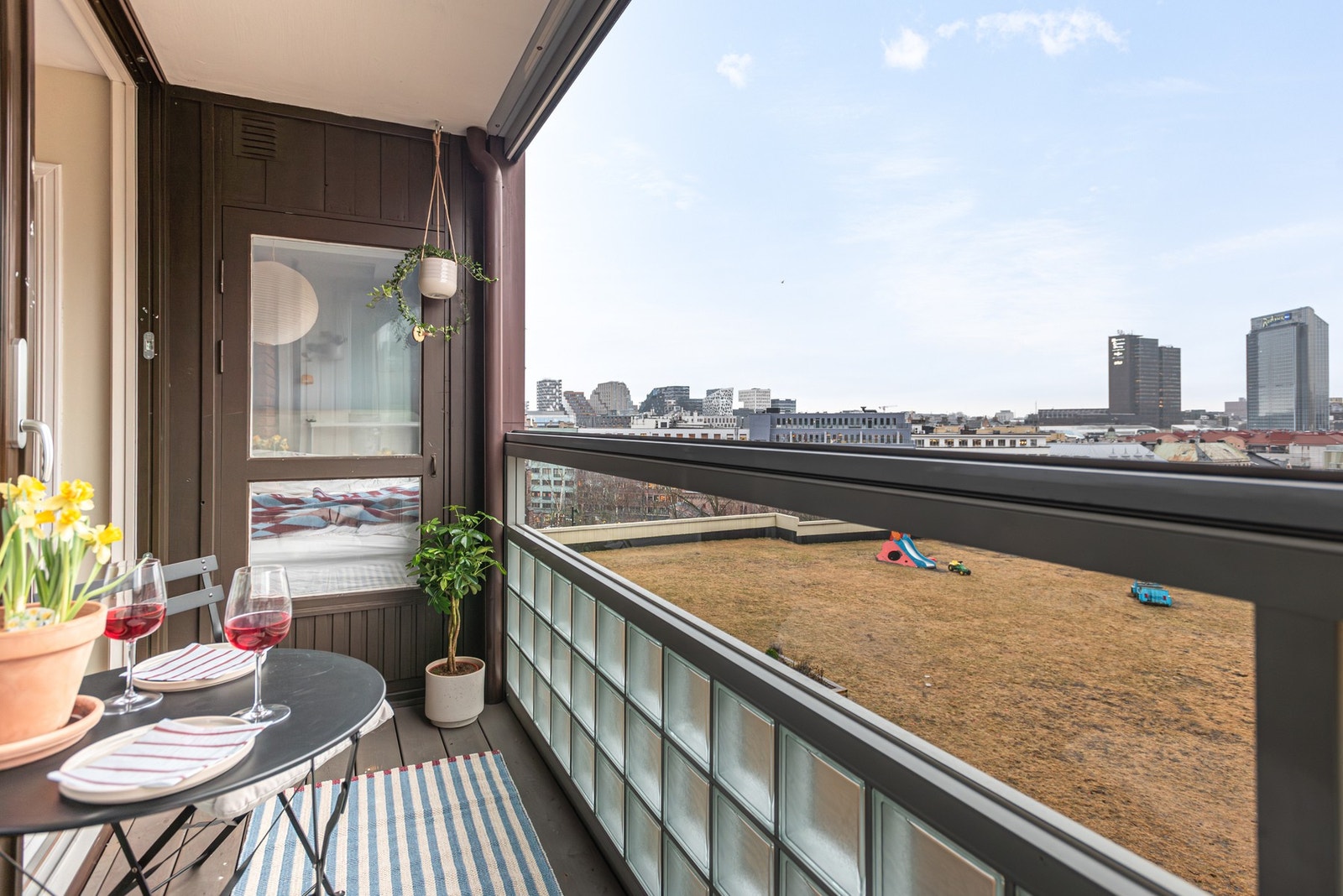 Nydelig 2-romsleilighet med nordvestvendt, innglasset balkong. Galleribilde