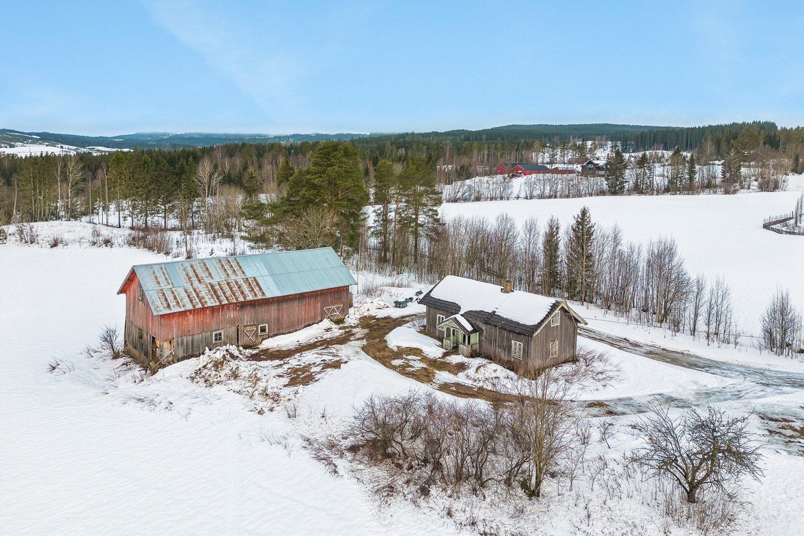 Bebyggelsen på eiendommen består av enebolig og låve som er kondemnable. Galleribilde