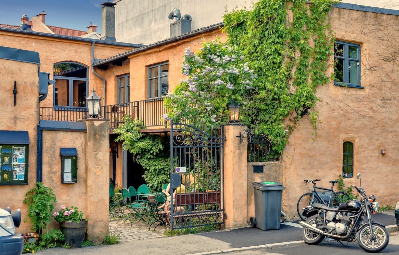 Smia med idyllisk bakgård. Galleribilde