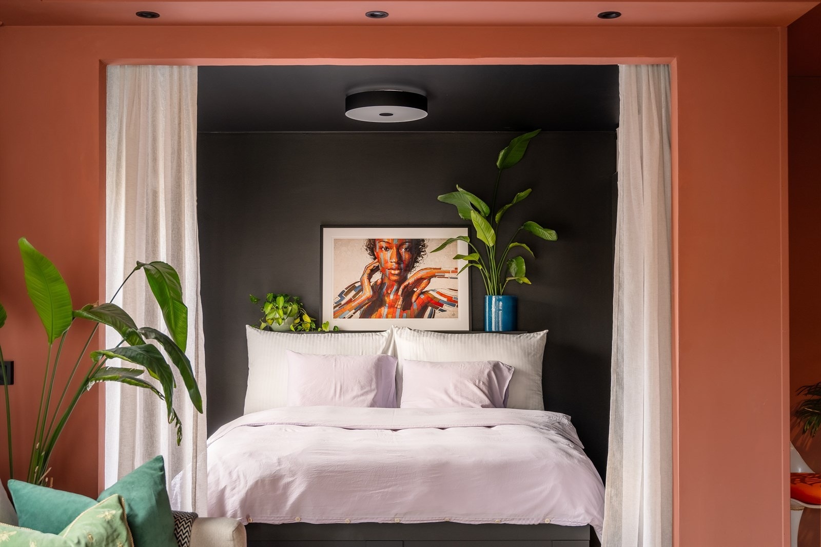 Rommet skjermes flott med gardiner, slik at du kan "lukke" etter ønske og behov. Galleribilde