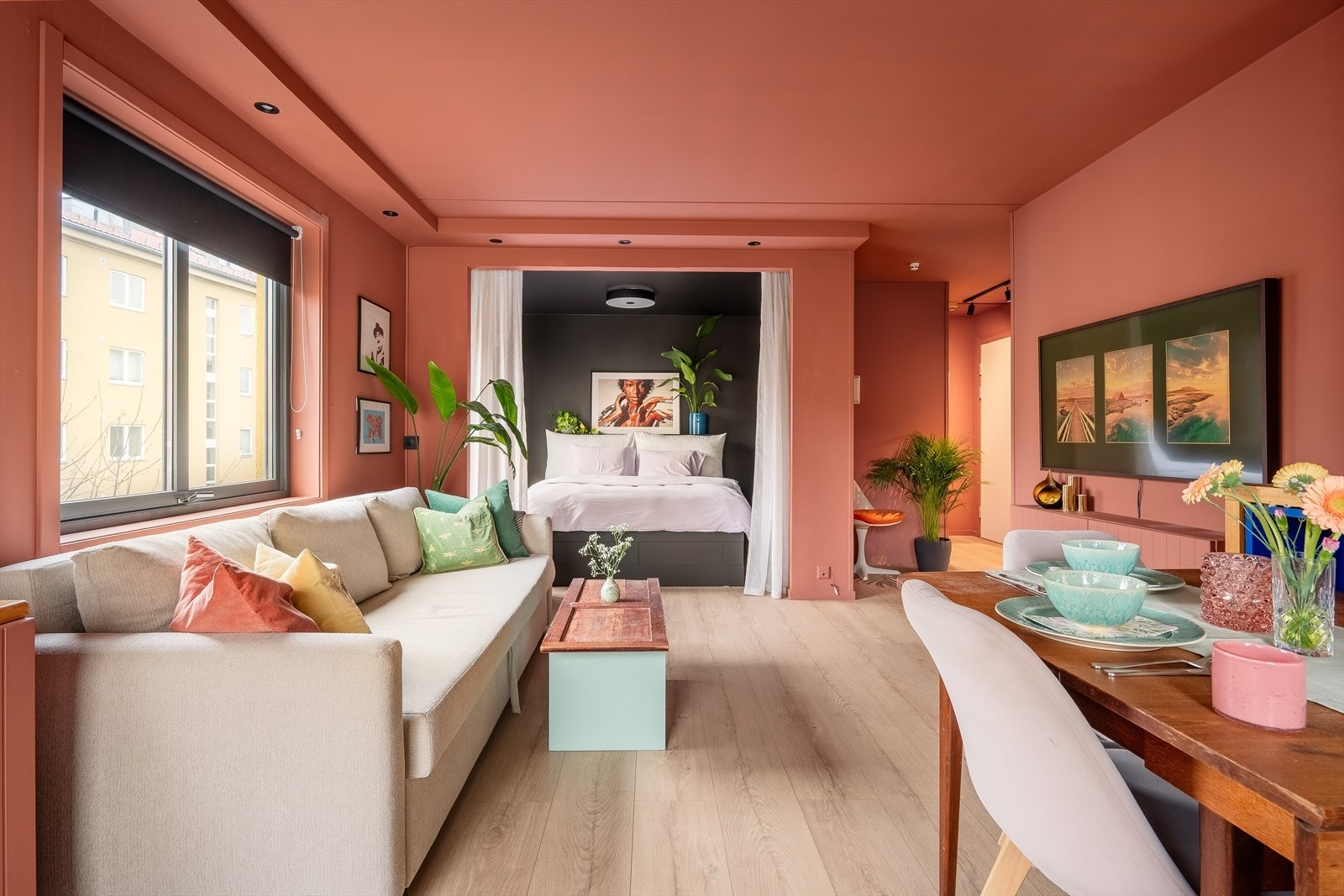 Fra stuen har du adkomst til leilighetens soverom. Galleribilde