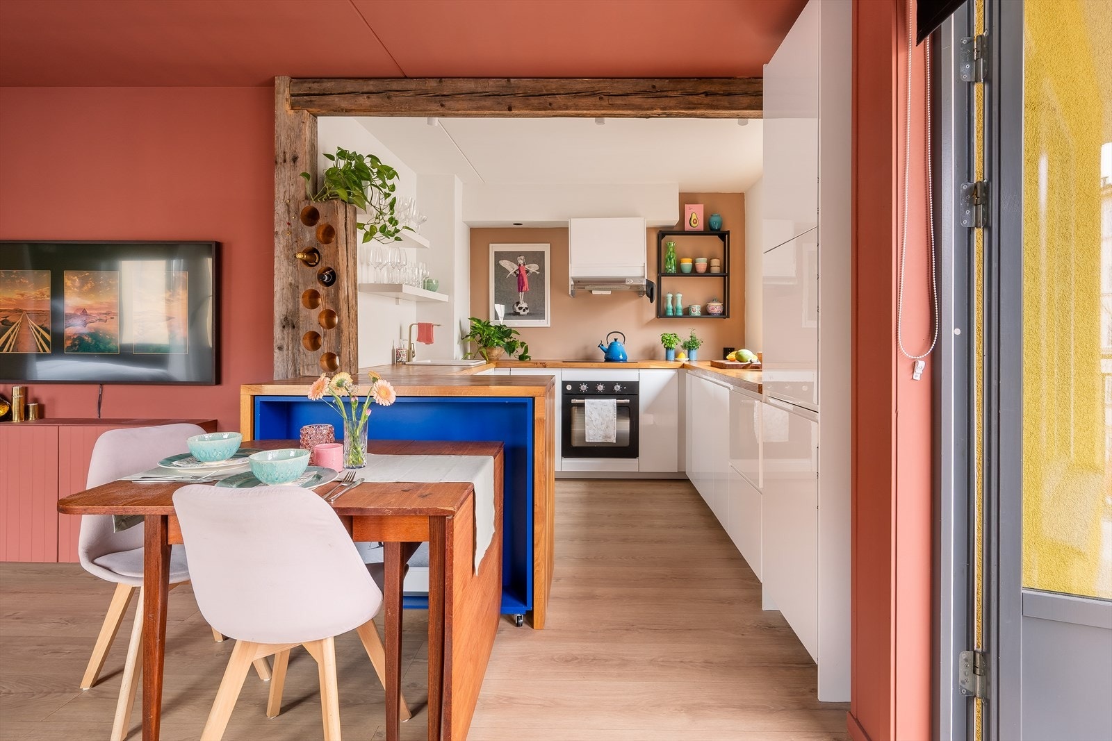 Kjøkken ligger i delvis åpen løsning med stue. Galleribilde