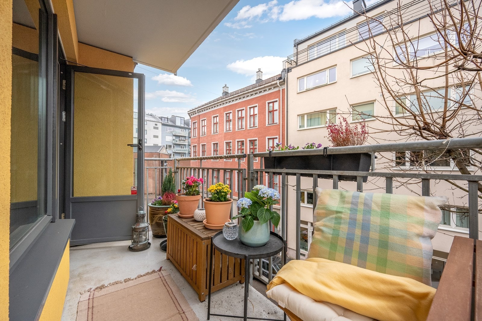 Balkongen fungerer som en flott forlengelse av stuen i sommerhalvåret. Galleribilde