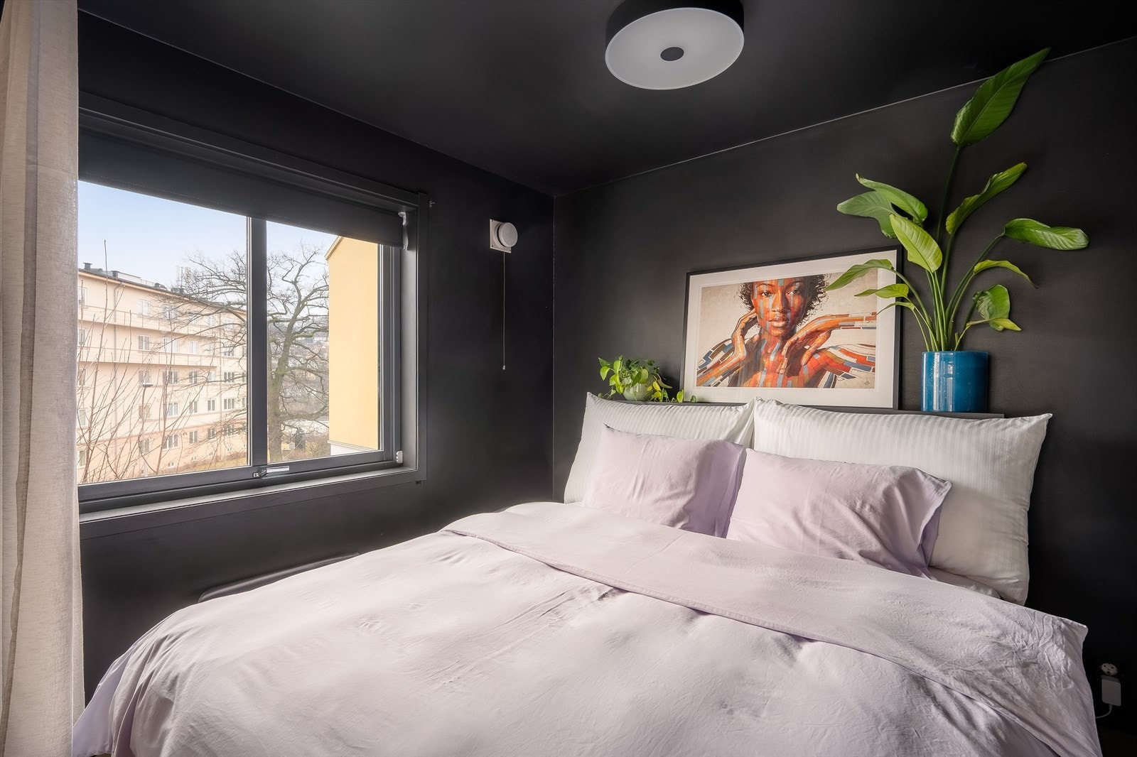 Soverommet er holdt i mørke, behagelige toner. En lystett rullgardin skjermer deg fra dagslys. Galleribilde