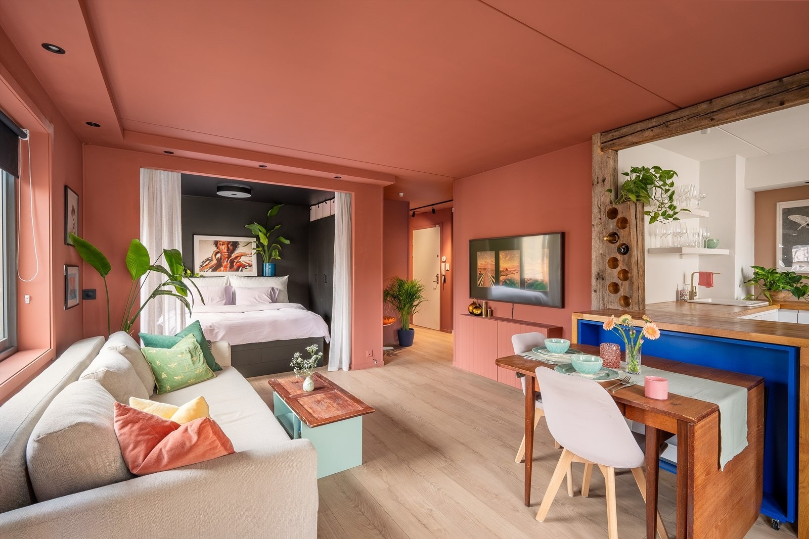 Mellom stue og kjøkken er det laget en praktisk barløsning. Galleribilde