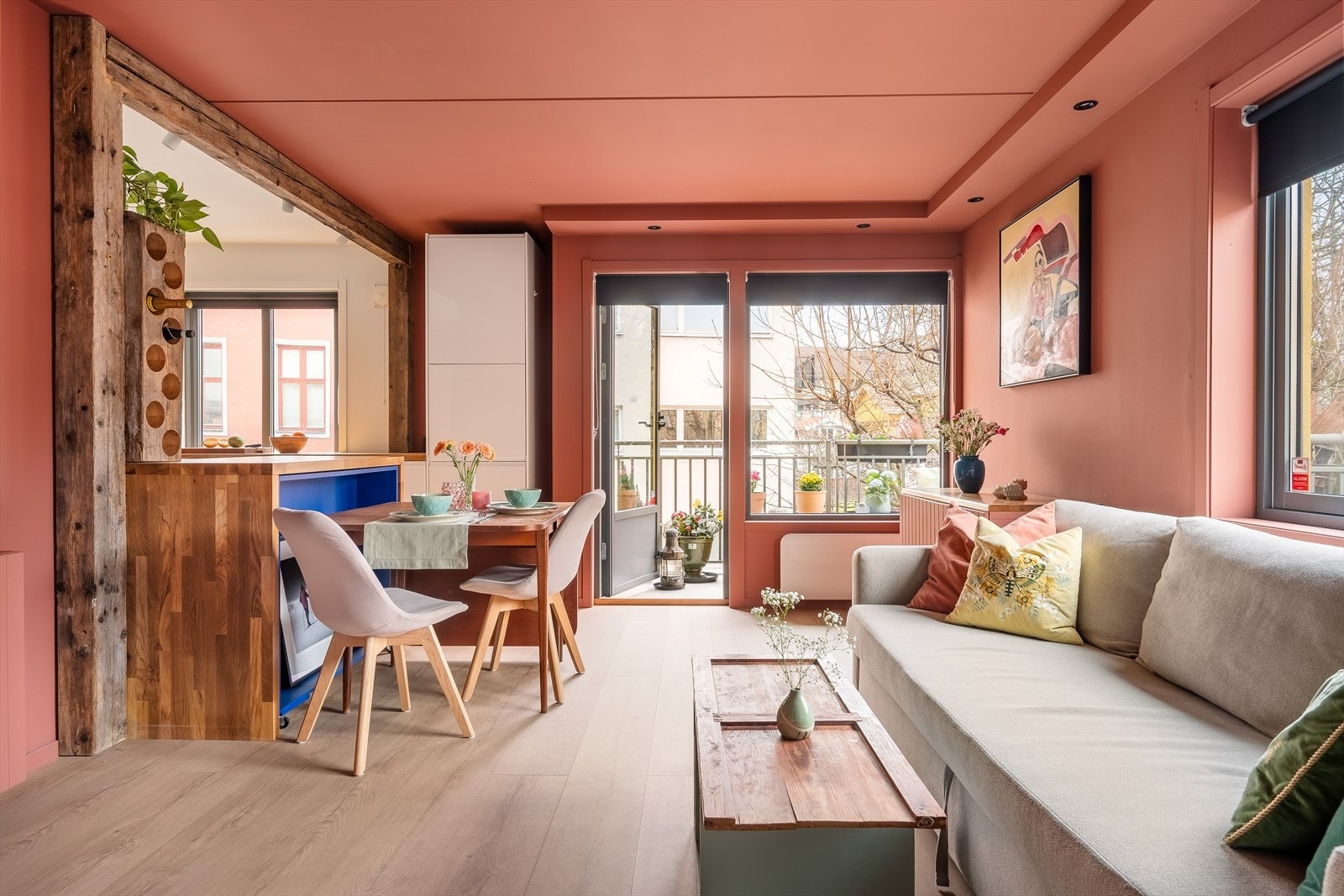 En fargedrøm av en leilighet med tidsriktige overflater og smarte løsninger. Galleribilde