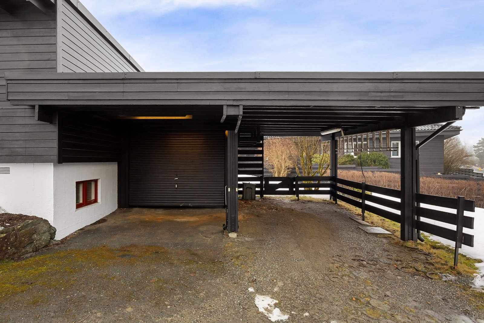 Boligen har garasje og carport samt mulighet til å sette biler på egen tomt Galleribilde