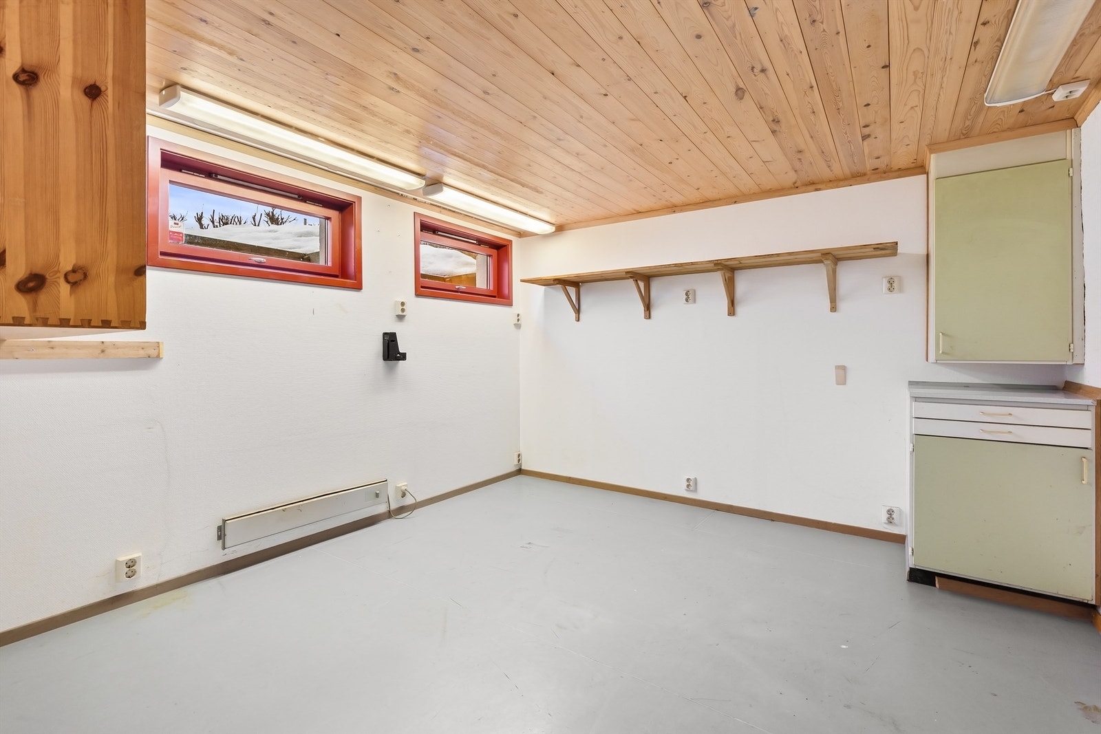 Underetasjen har godt med lagringsplass i flere boder Galleribilde