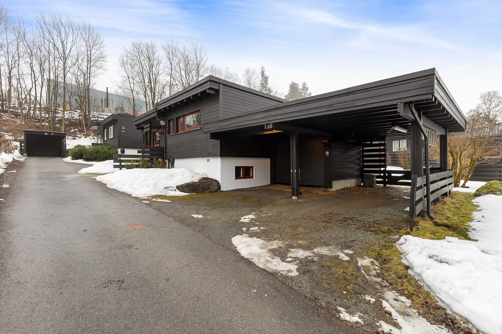 Boligen har alt på ett plan + stor kjeller og solrike uteplasser. Galleribilde