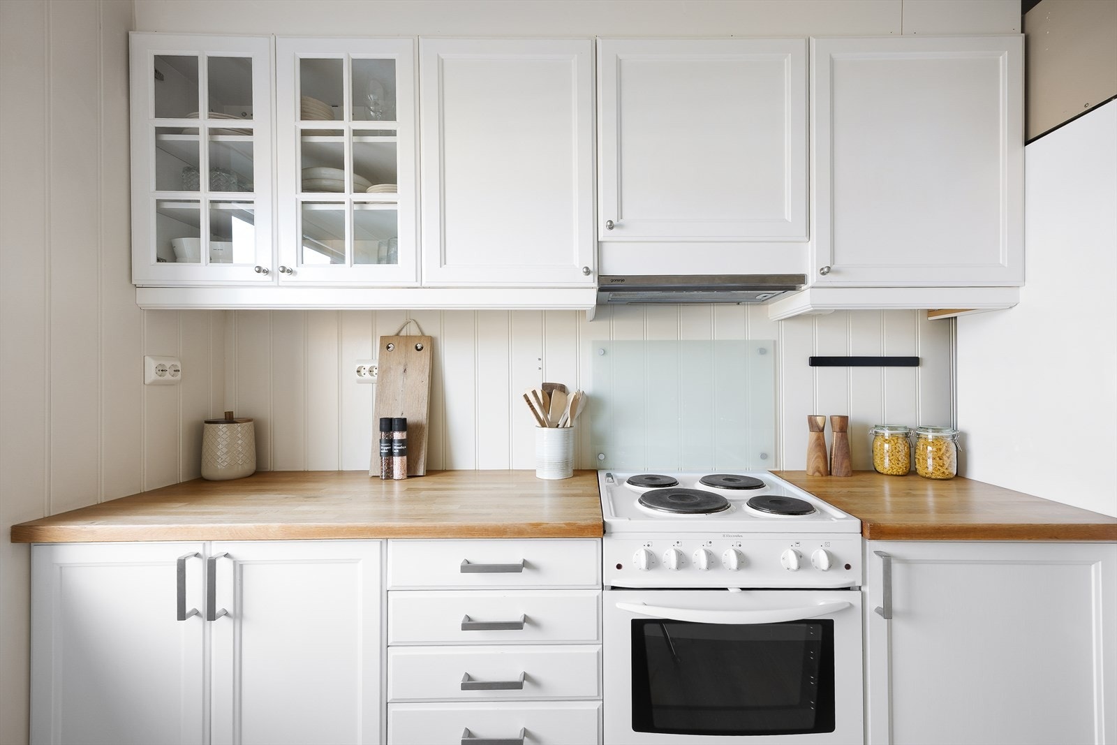 Lyst og koselig kjøkken med med profilerte fronter og heltre benkeplate. Galleribilde