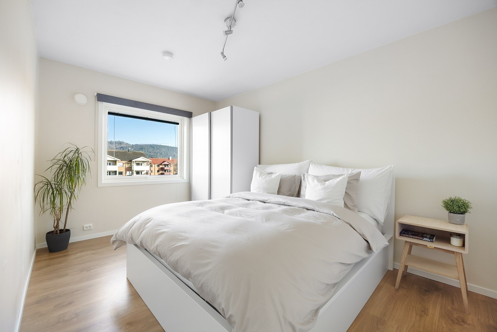 Soverommet har stor vindusflate, god plass til dobbeltseng og garderobeløsninger. Galleribilde