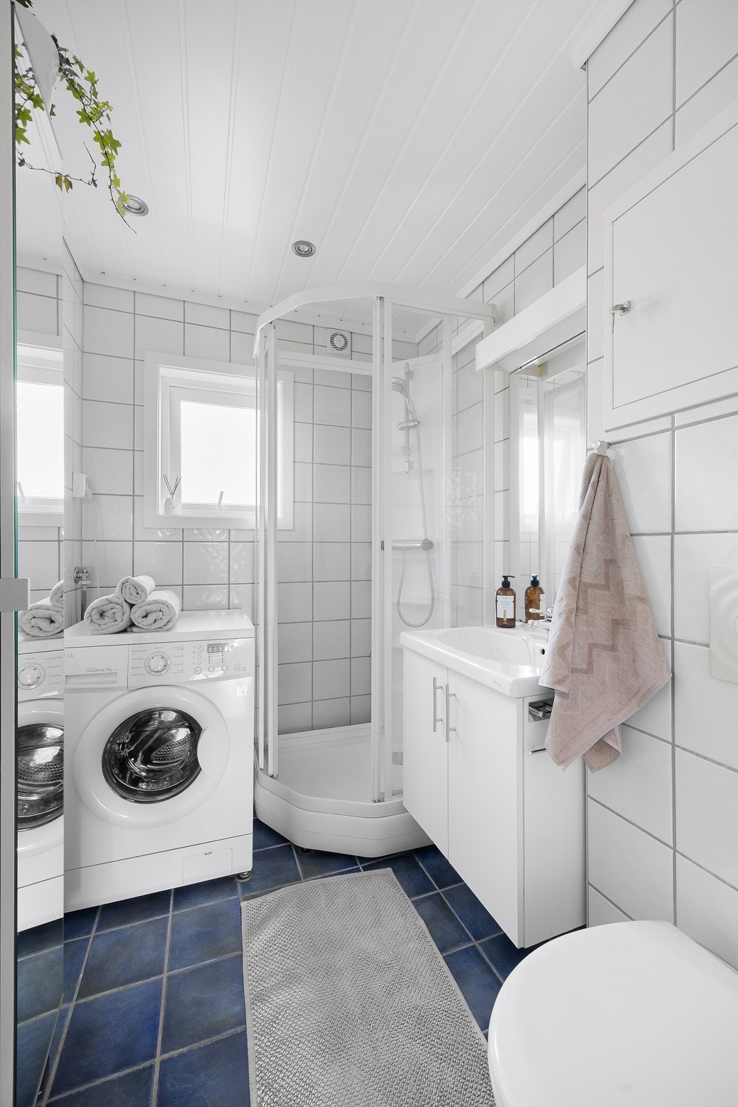 Lyst og moderne baderom pusset opp i regi av borettslaget i 2006. Badet har flislagt gulv med varmekabler, flislagte vegger og malt smartpanel i tak med monterte downligths. Galleribilde