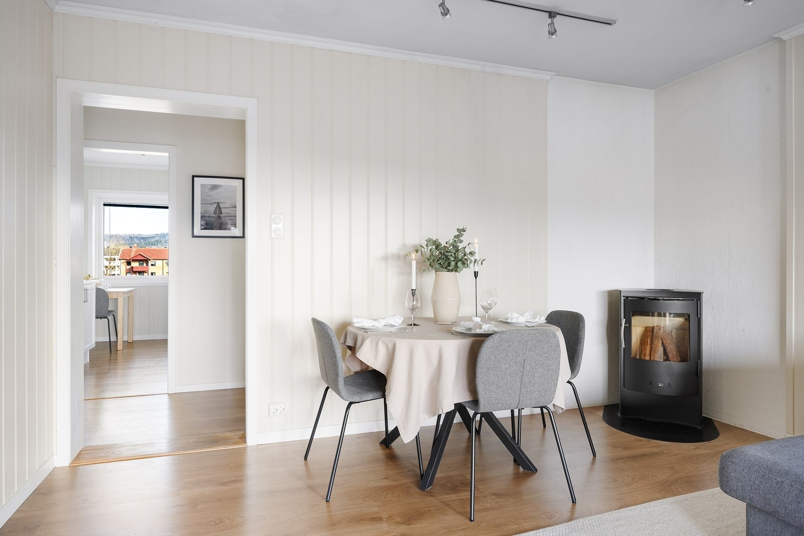 En lettstelt og tiltalende leilighet i øverste etasje av boligblokken med god planløsning og romslige rom. Leiligheten har lyse overflater med en gjennomgående fin helhet og gjennomført stil. Galleribilde