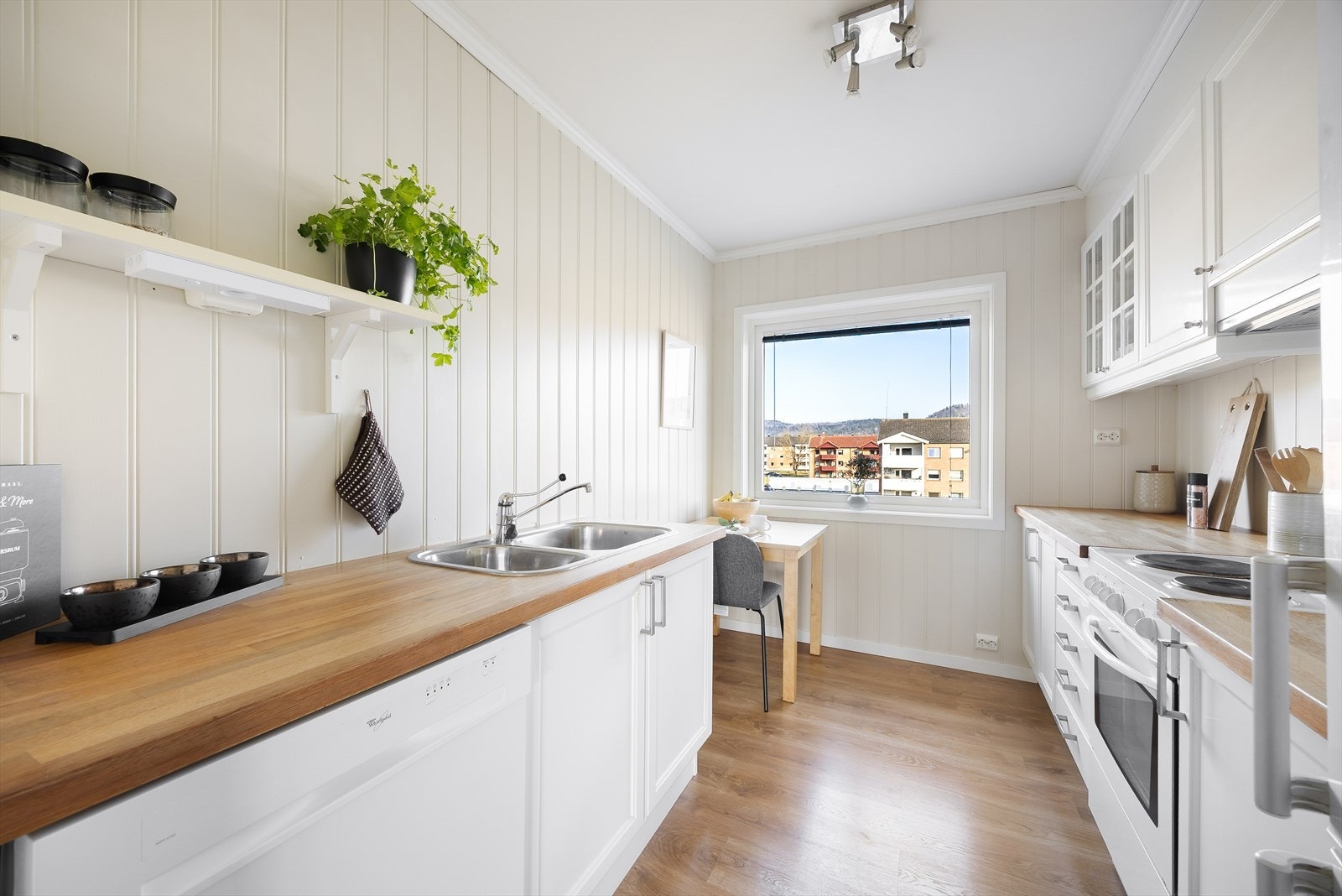 Fin plass til kjøkkenbord ved vinduet om en ønsker det, hvor det er utsikt til området rundt. Galleribilde