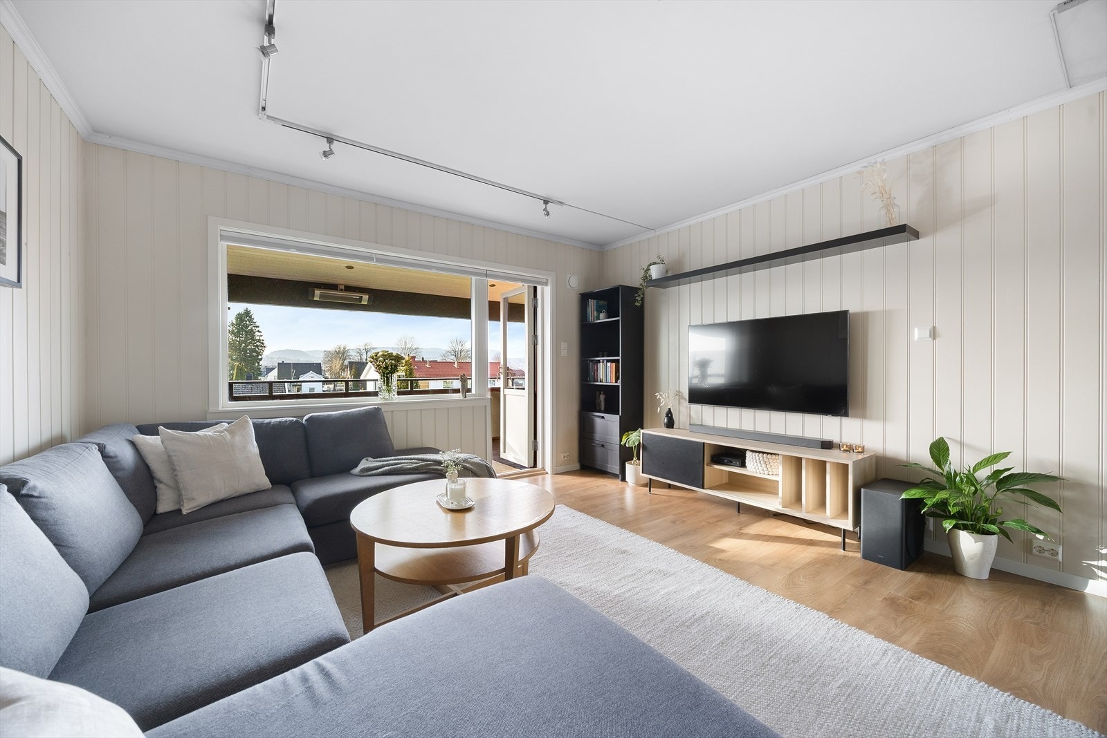 Det er stor vindusflate ut mot balkongen, som slipper inn godt med naturlig lys og gir et fint utsyn Galleribilde