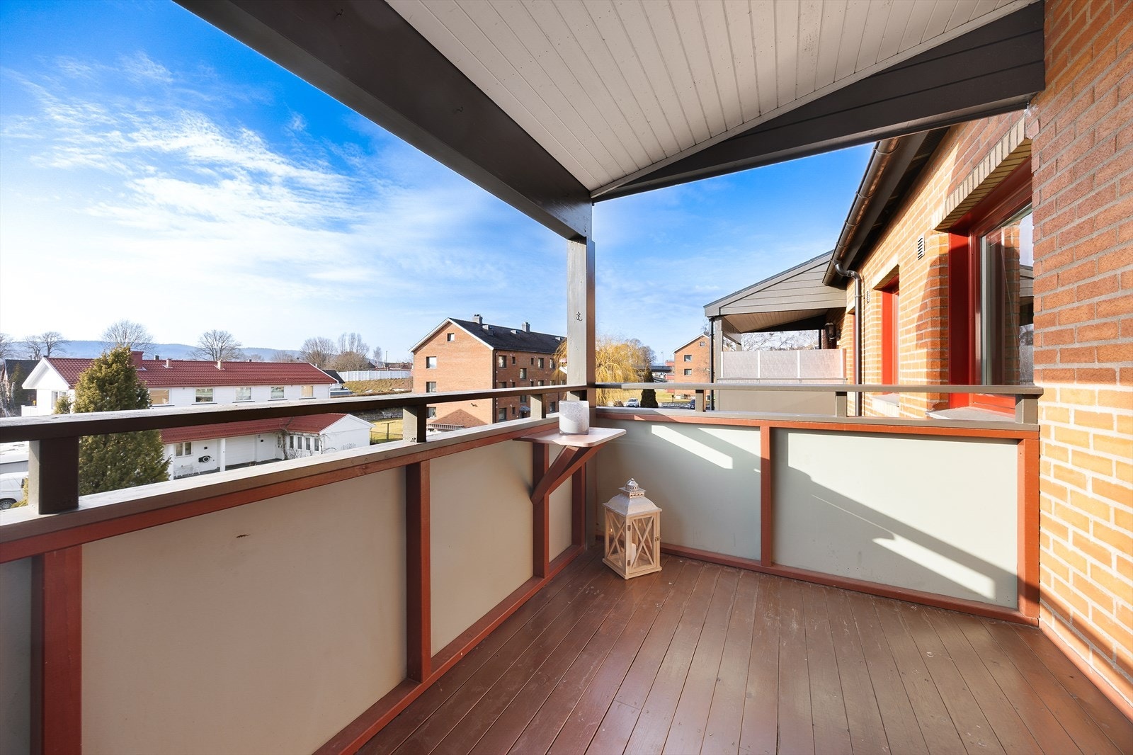 Overbygget balkong med fin utsikt. Galleribilde