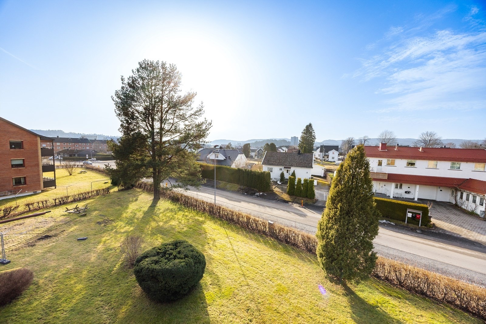 Utsikt mot nærområdet fra balkong. Galleribilde