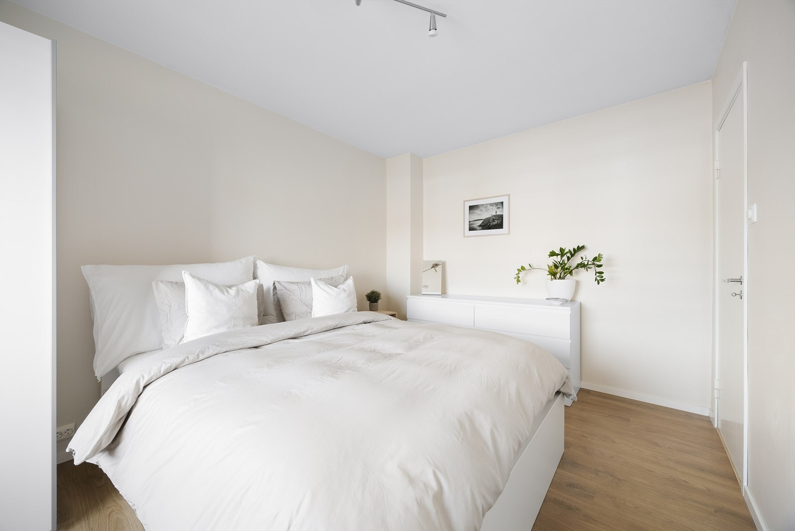 Overflater i soverommet består av laminat på gulv, malte vegger og tak. Galleribilde