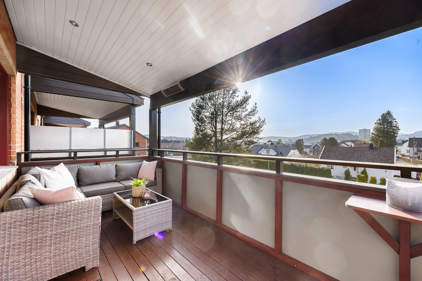 Balkong ligger vestvendt og har gode solforhold og ligger høyt og fritt til i borettslaget med lite innsyn. Her kan du etablere en lun og hyggelig uteplass hvor det er innfelte spotter i tak og montert varmelampe. God plass for møblering. Galleribilde