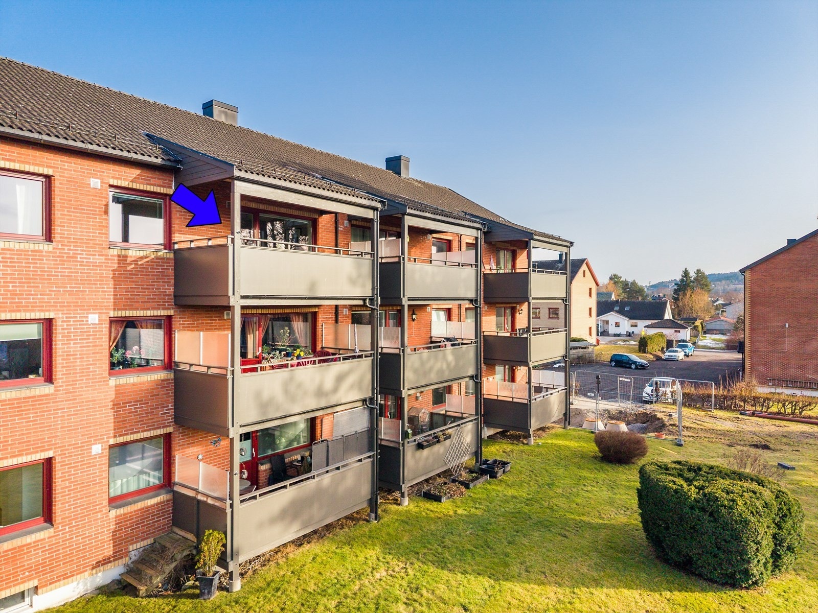 Ut fra boligens stue er det en solfylt og deilig balkong hvor det er fin plass til utemøblement. Dette er en overbygd balkong, hvor du da kan sitte lunt og skjermet til. Galleribilde