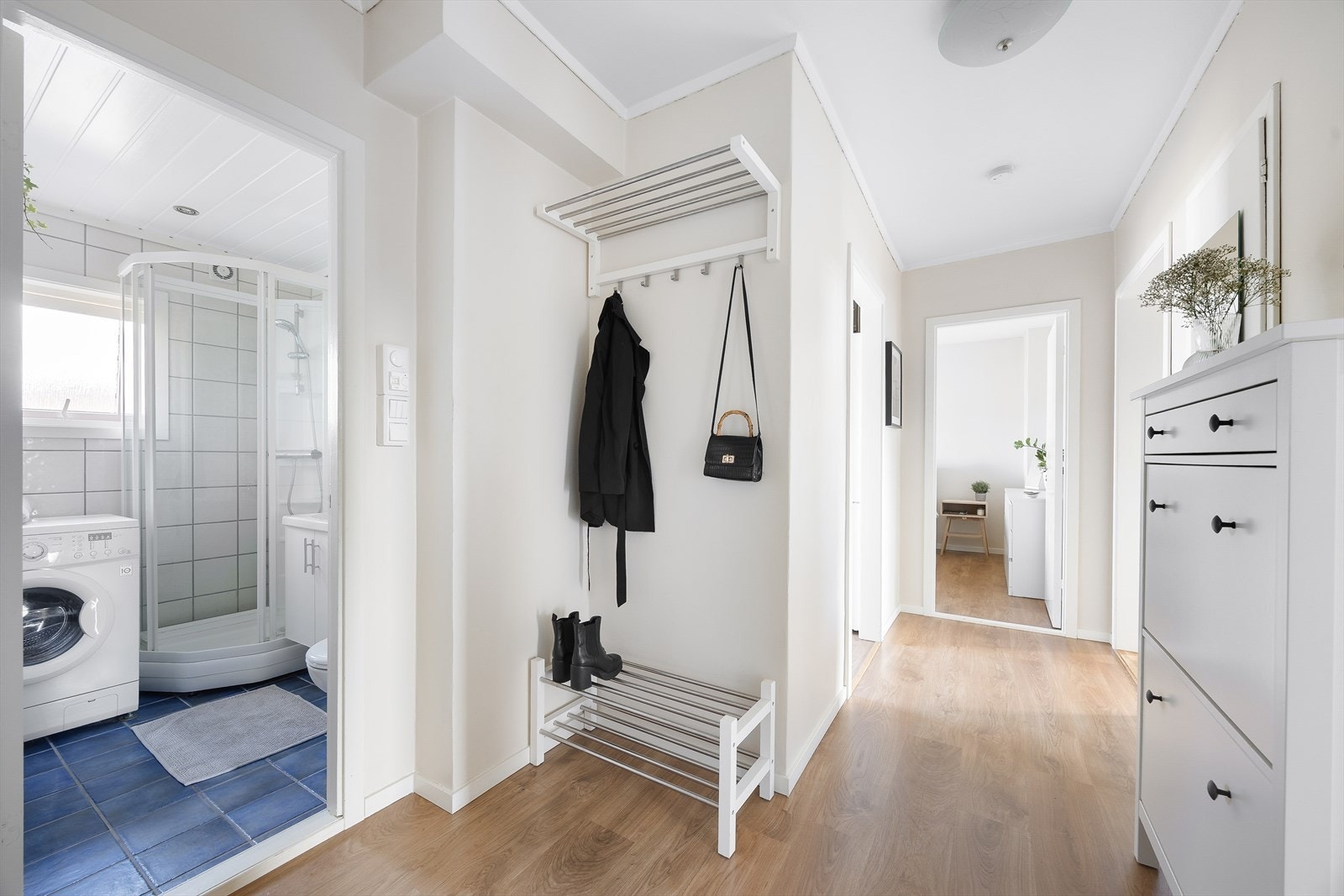 Leiligheten har adkomst via felles trappegang. Når du kommer inn møtes du av en innbydende entré med god plass til garderobeløsninger for yttertøy og sko. Laminatgulvet er gjennomgående videre inn i stuen og skaper en fin helhet. Galleribilde