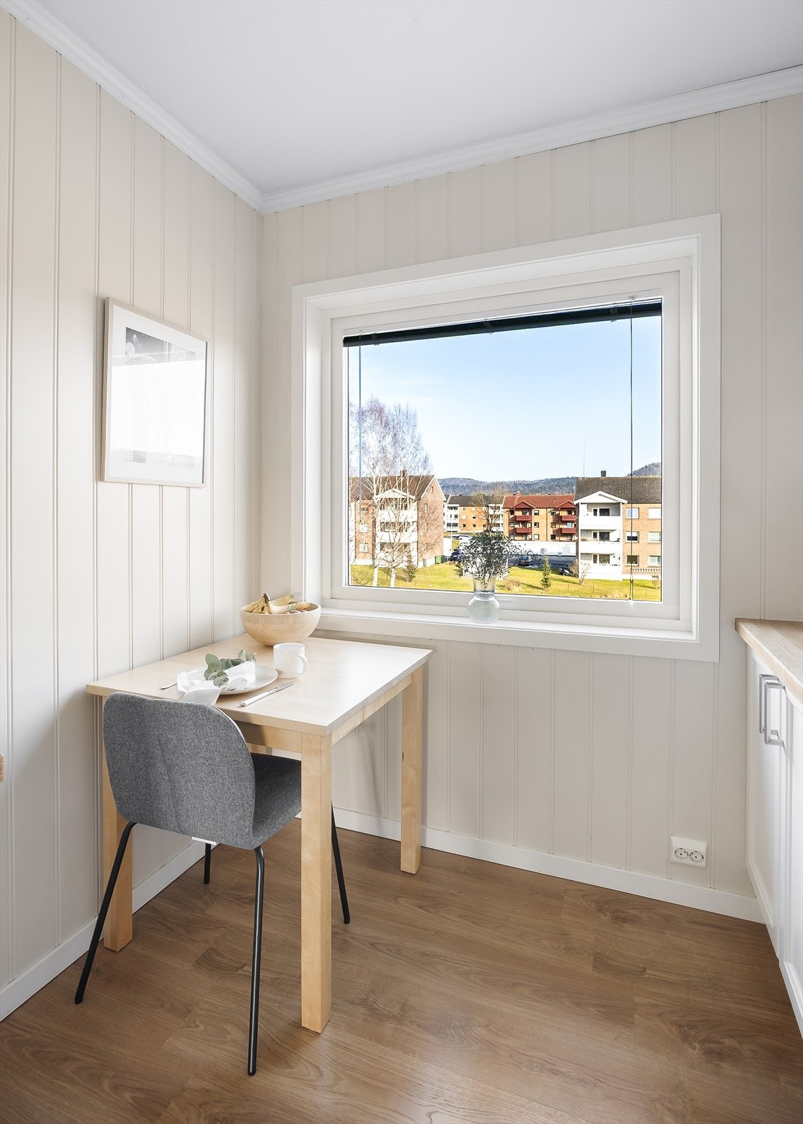 I forbindelse med vinduet på kjøkkenet er det en koselig plass til lite spisebord. Galleribilde