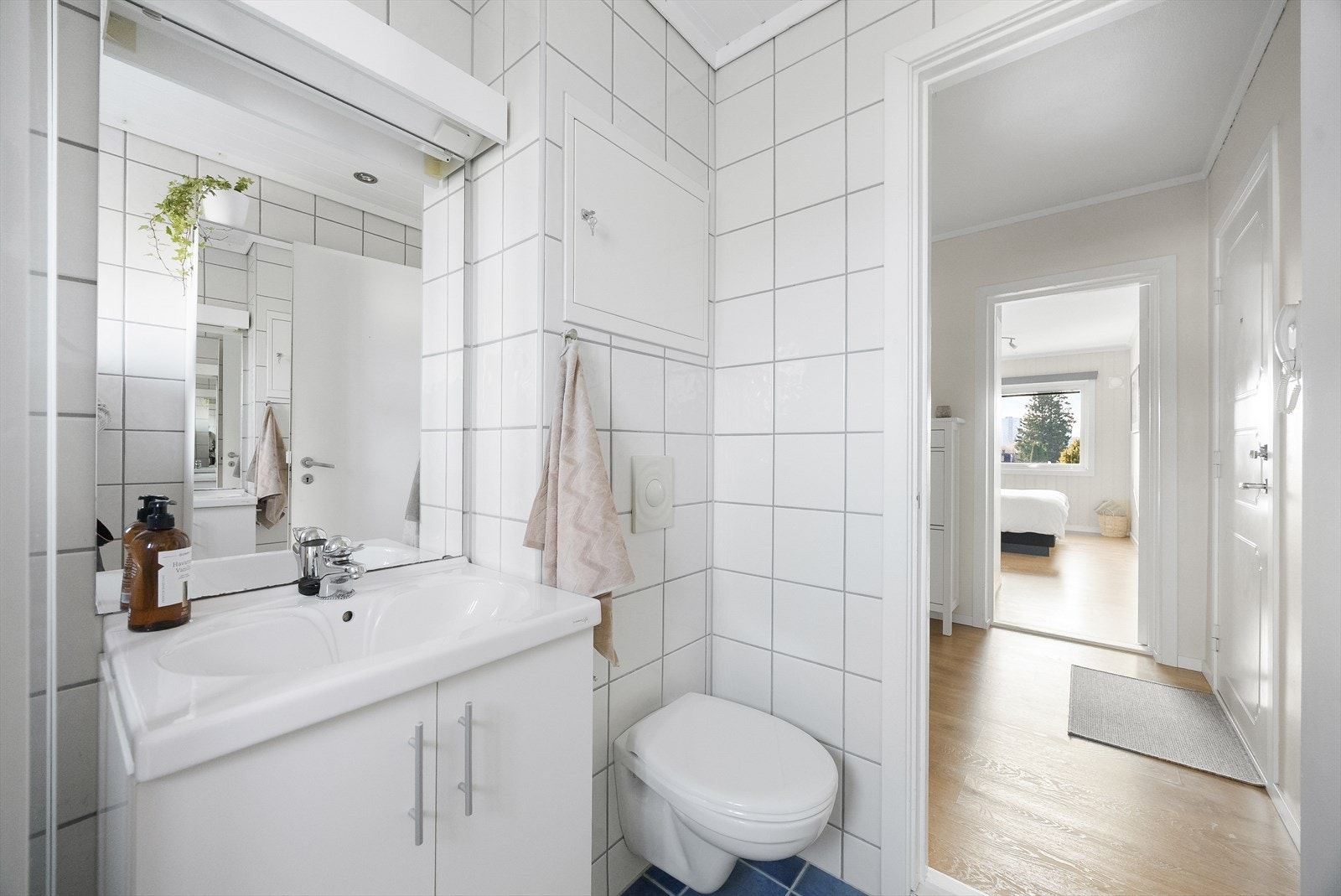 Det er elektriske varmekabler i gulv og himling har hvitmalt panel med innfelte spotter. Galleribilde