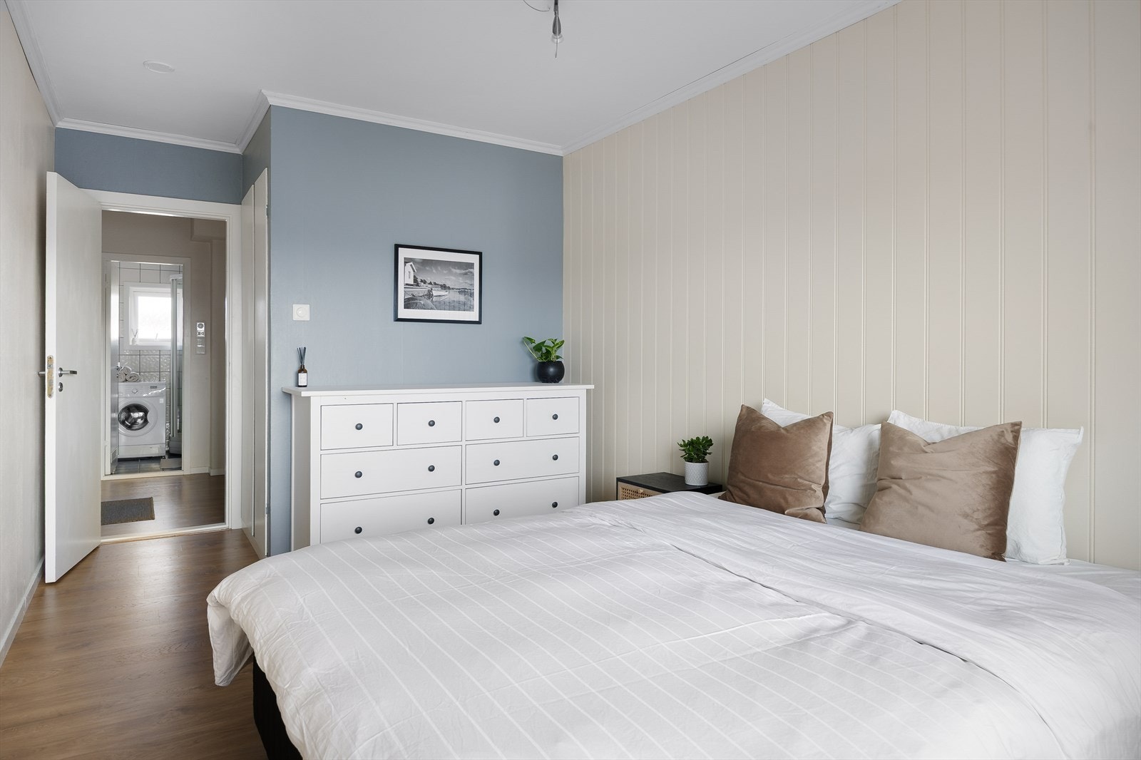 Leiligheten har to lyse og romslige soverom. Galleribilde