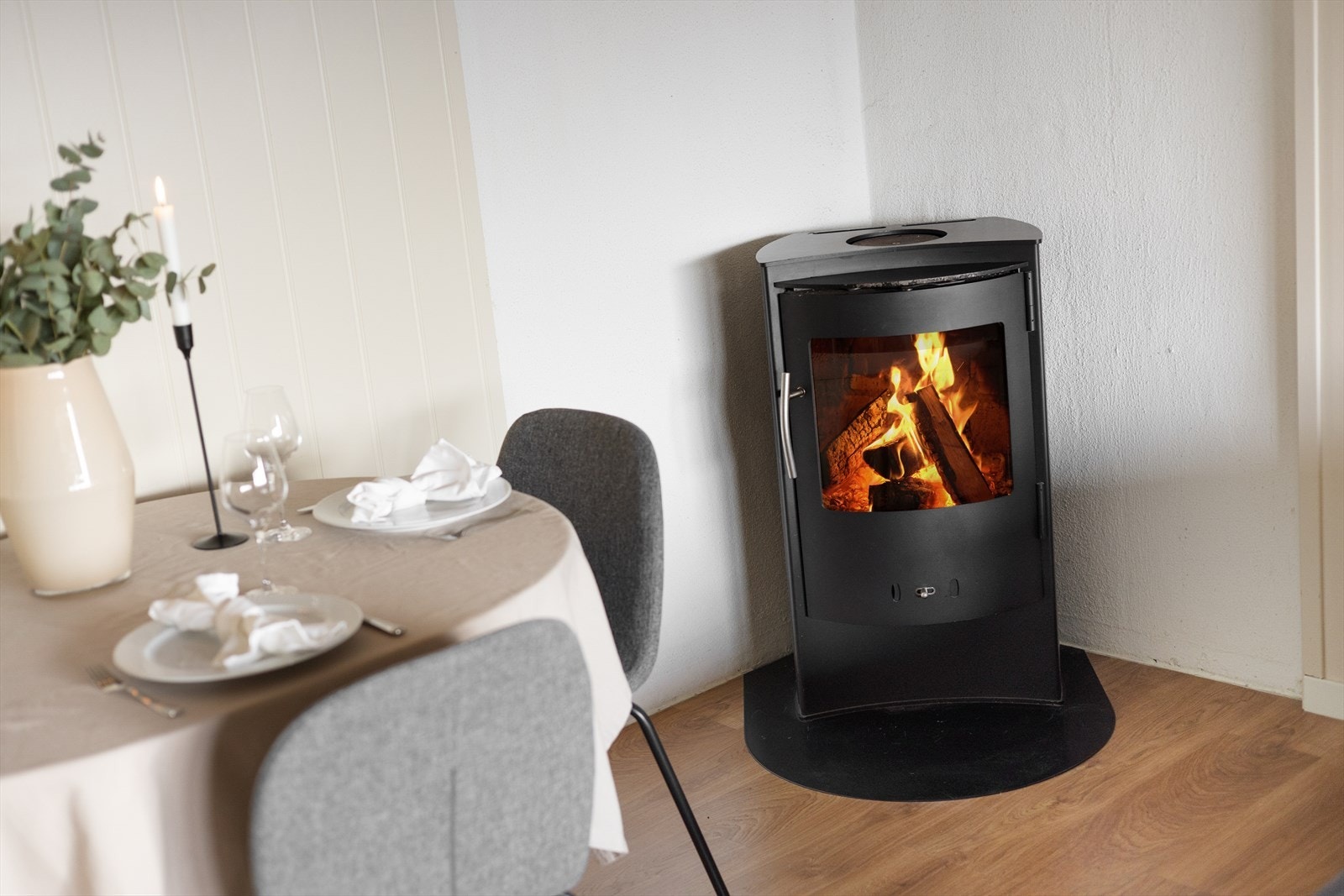 I stuen er det for øvrig montert vedovn, som sørger for lun og god varme vinterstid. Galleribilde