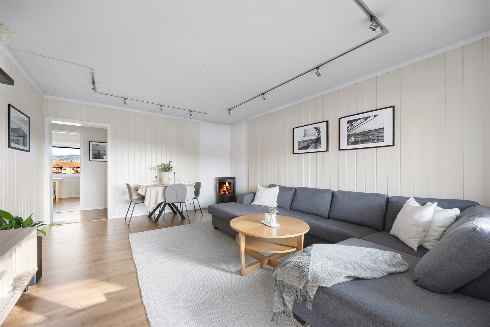 De store vindusflatene slipper inn godt med naturlig lys, og romløsningen skaper fine soner for møblering. Galleribilde