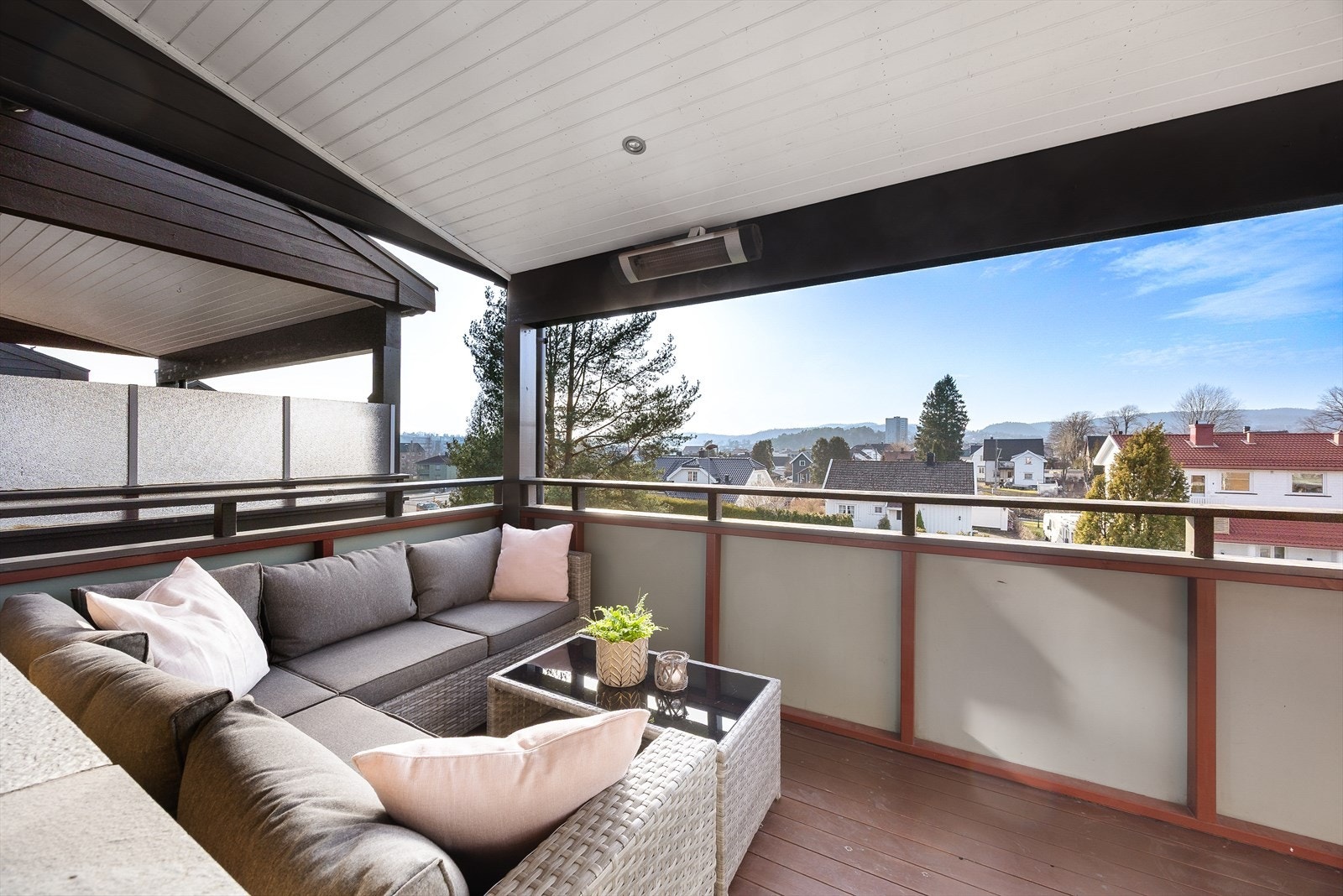 Ut fra stuen er det en overbygget nydelig balkong på ca. 9 kvm med flott utsyn til nærområdet. Galleribilde